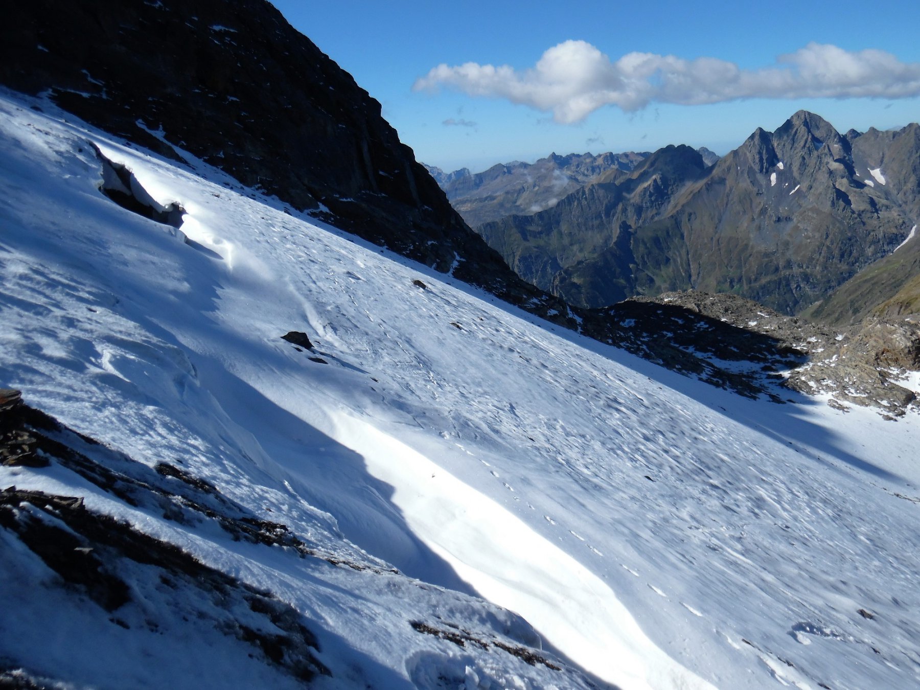 Crepaccio trasversale a circa due terzi della Vedretta di Scais con ponti di neve