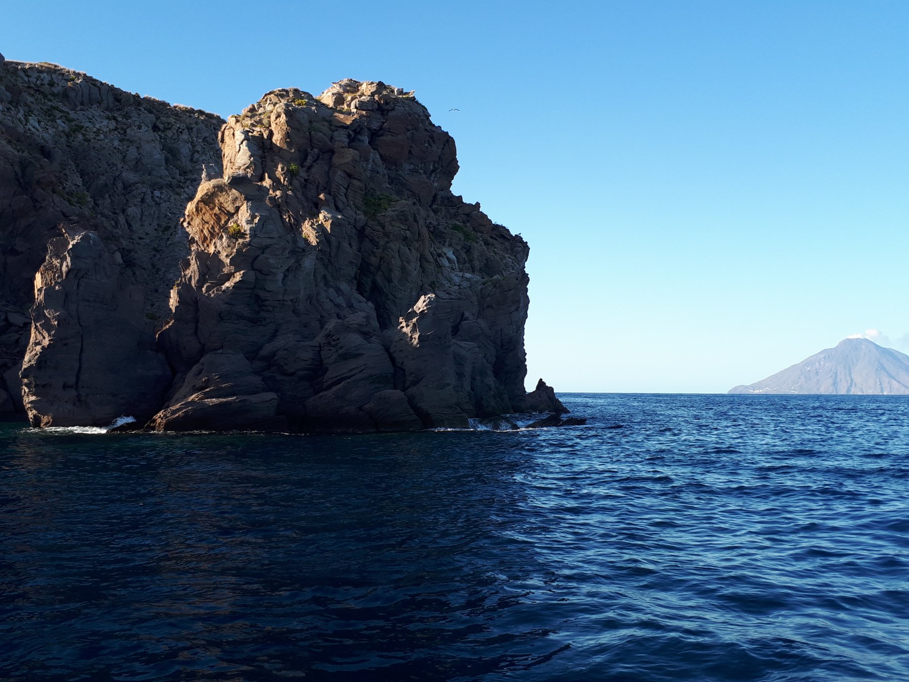 Lo spot da angolature differente. Stromboli sullo sfondo.