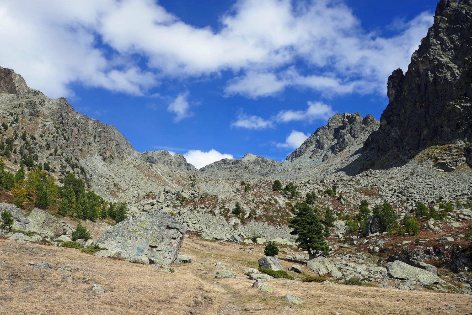 Scendendo sguardo sulla parte mediana del vallone delle Giargiatte