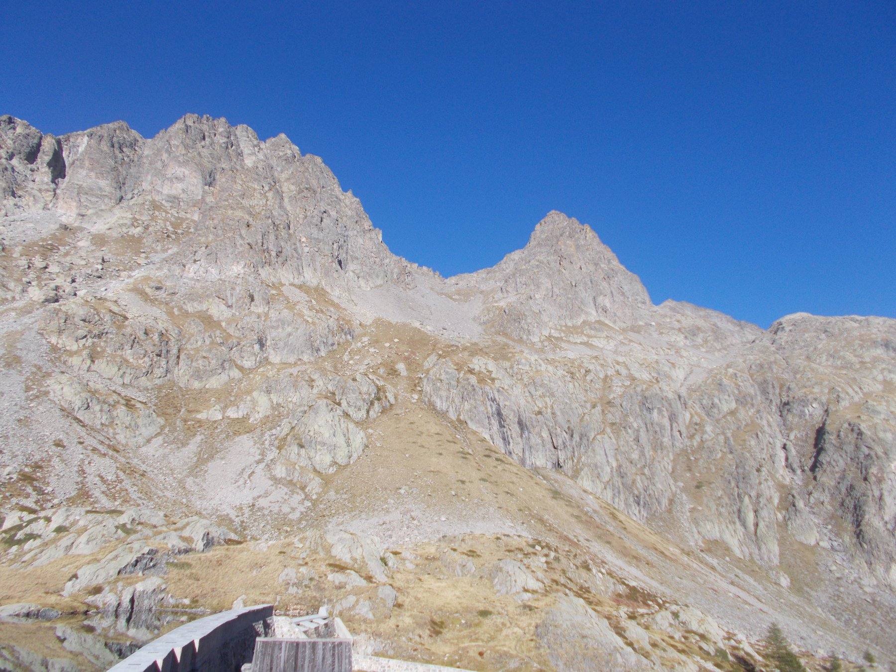 la cima Lusiere..dai pressi del Lac Noir..a sx piu' massiccia la Chemineye..
