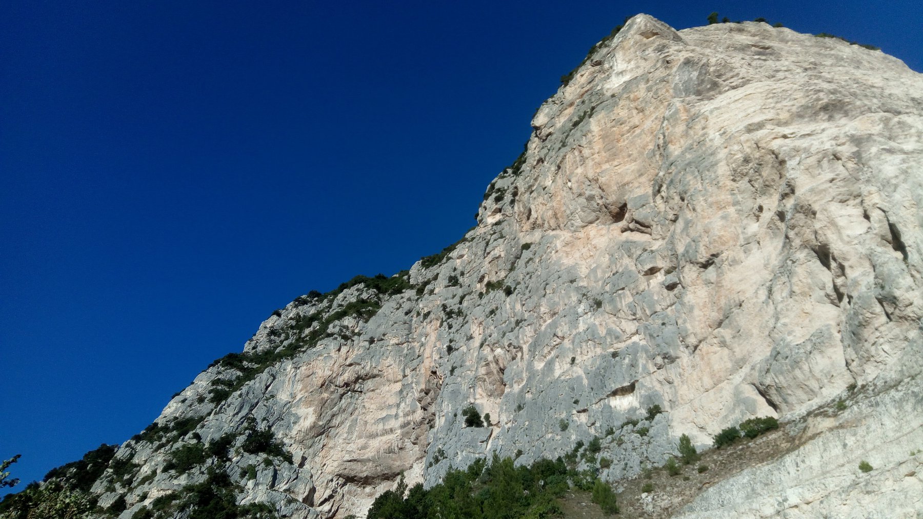 La parete dal parcheggio