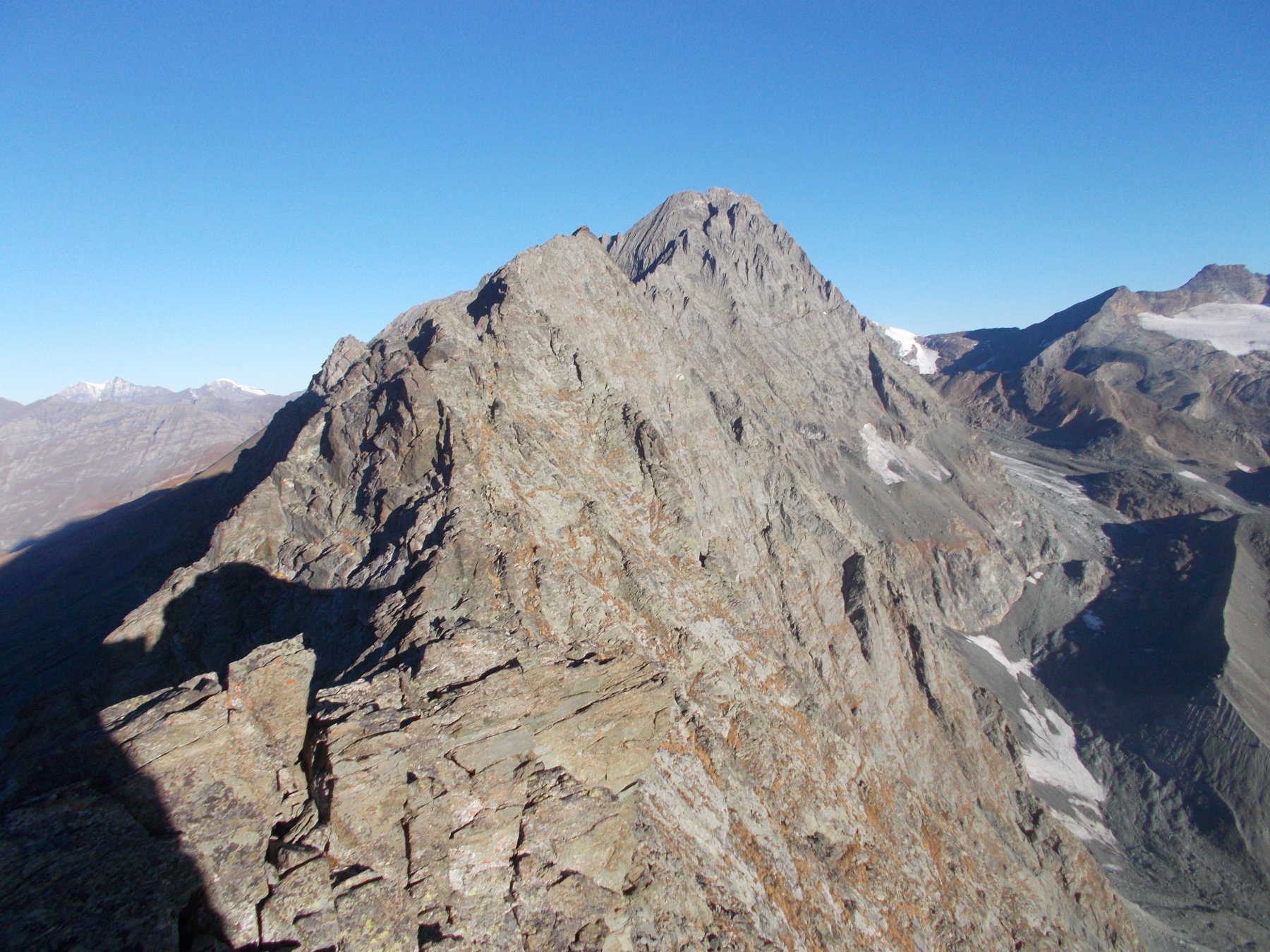 e subito la cresta qui dalla punta del Crot..appare interminabile..
