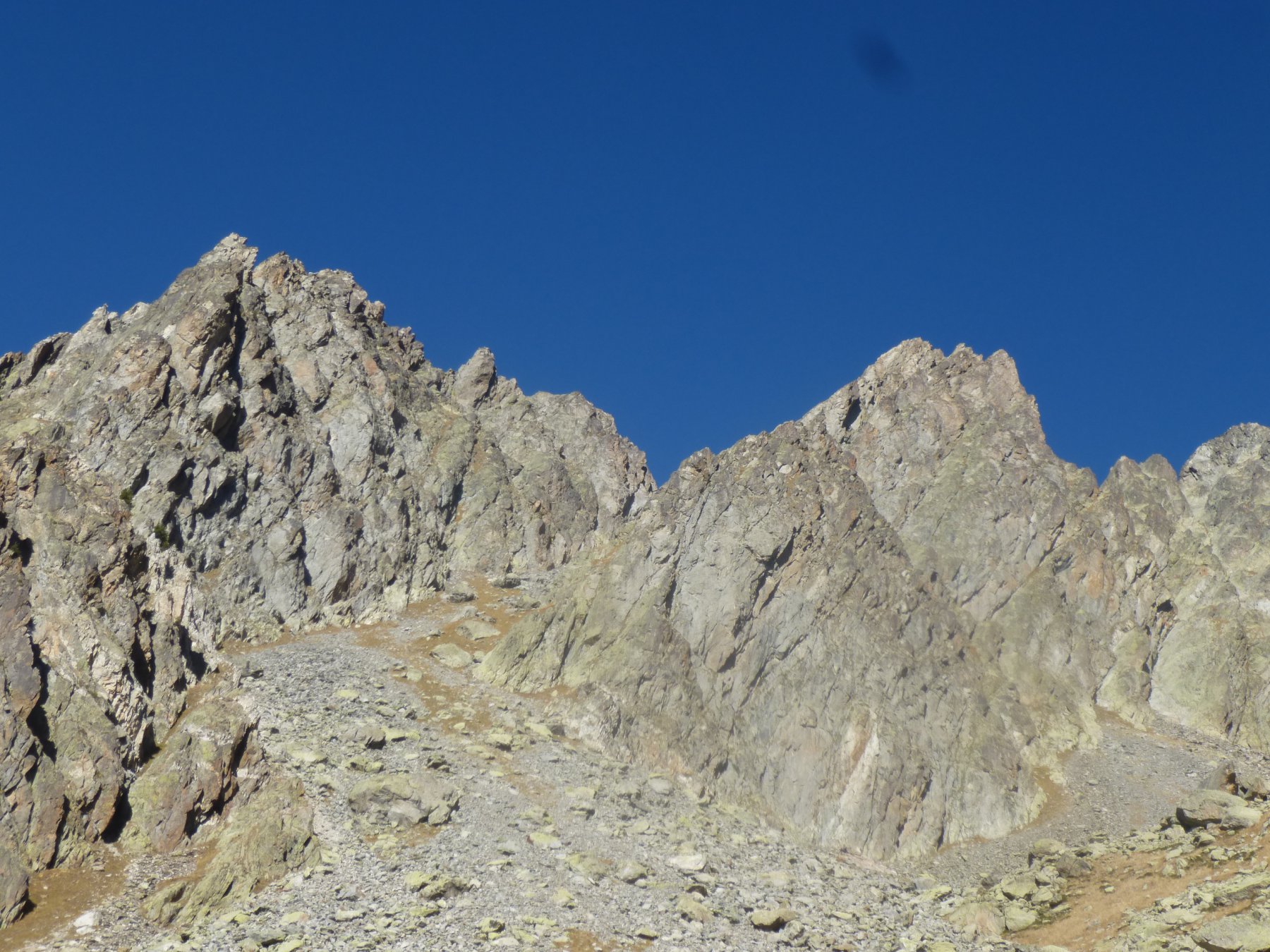 il canale dal Basso: a destra la Maubert