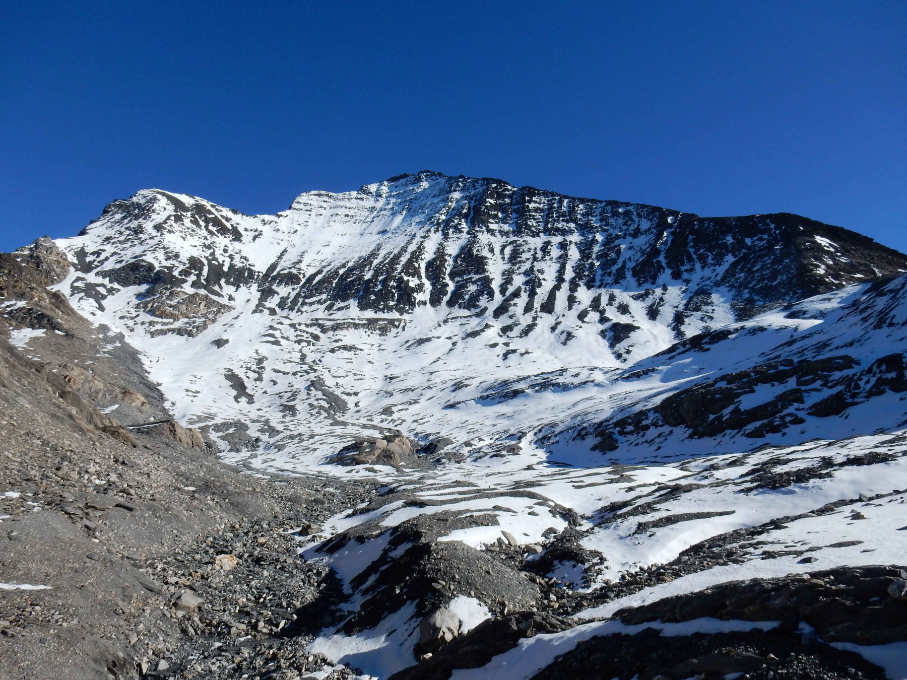 Vista sulla parete nord-ovest del Piz Terri con numerosi canali nevosi ed l'ormai scomparso Glatscher da Terri. 