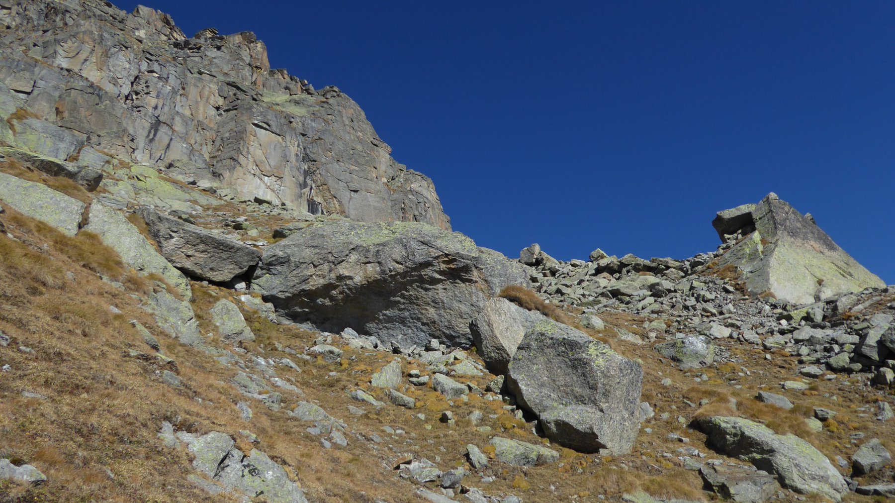 Si sale verso la parete liscia rossastra...