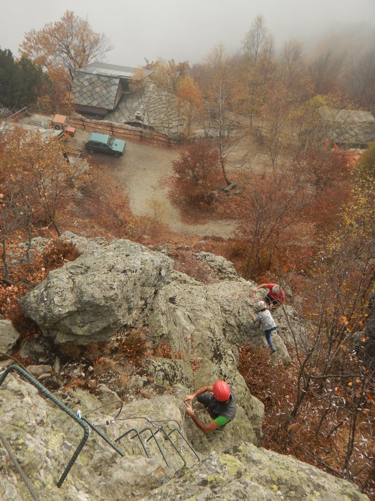 Sulla ferratina con sullo sfondo il rifugio