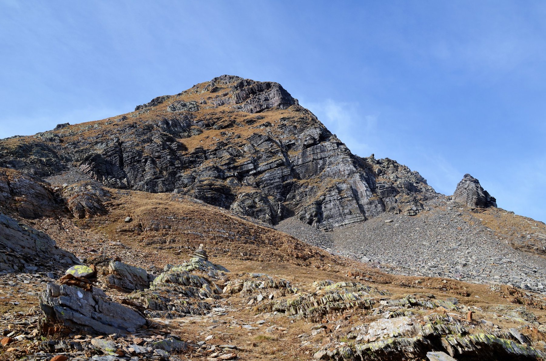 Pradella. Si sale per il crinale contro cielo a sinistra.