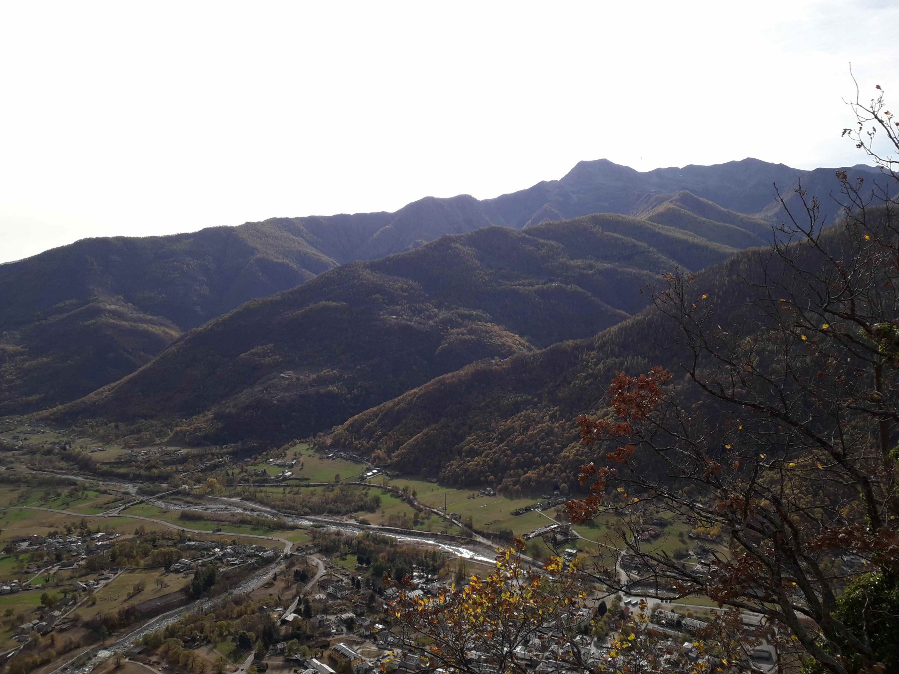 vista di Bobbio Pellice salendo verso le sarsena. In alto il monte frioland