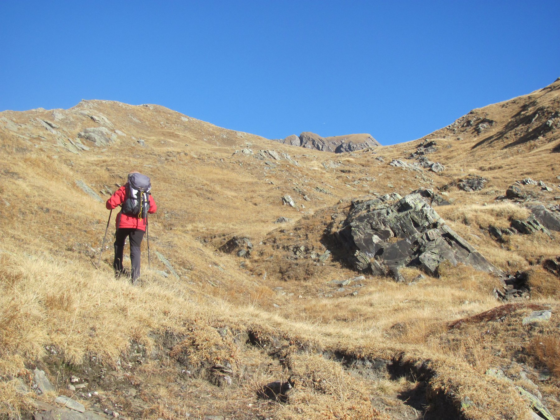 nel vallone con traccia verso il laghetto