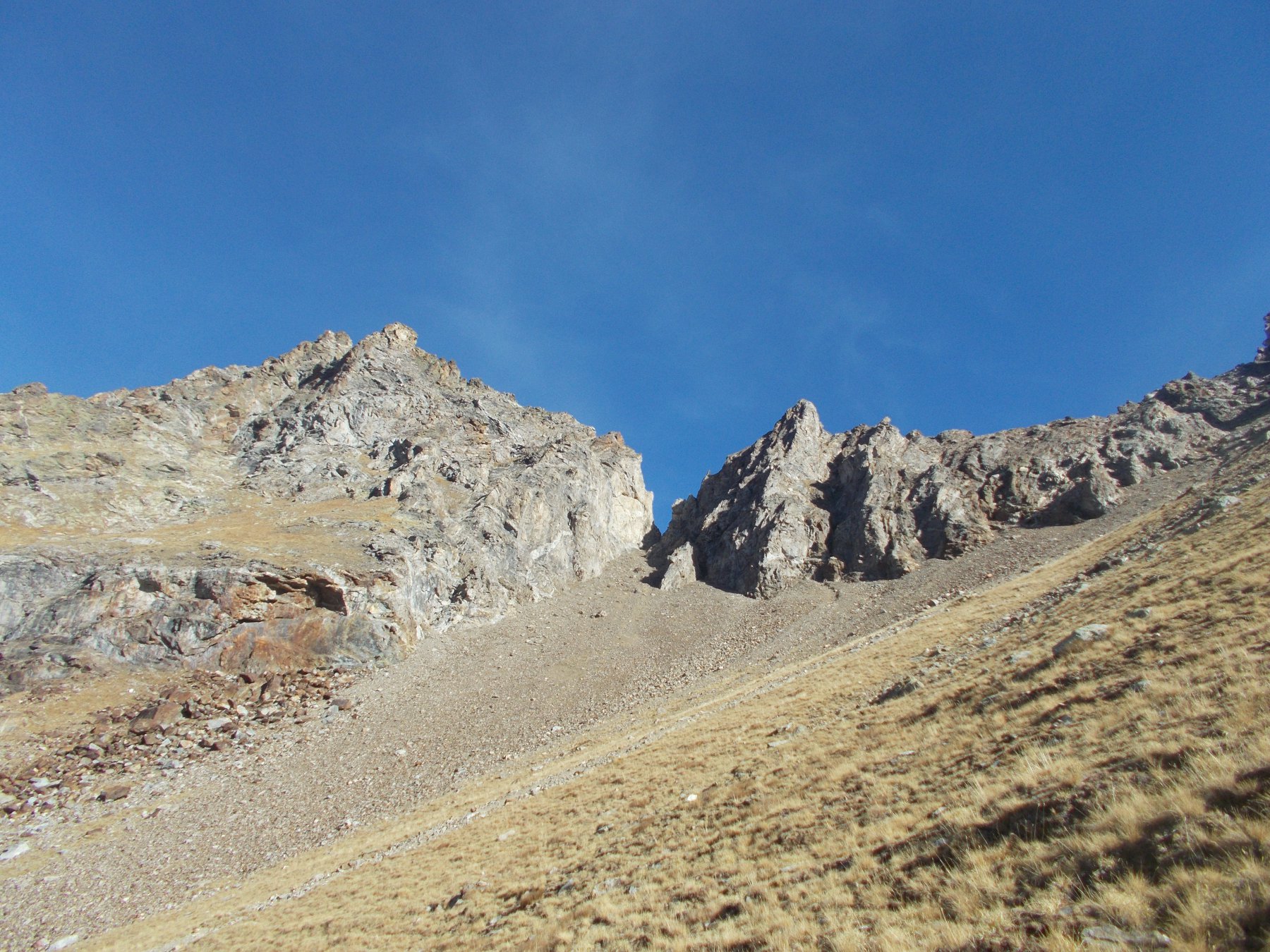 il netto intaglio da dove ha inizio la traversata...verso sx..
