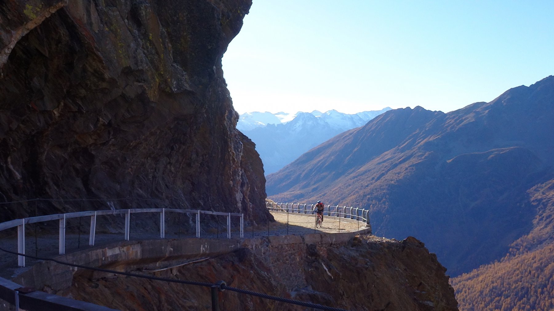 baipassiamo la galleria su questa strada teatro nel 1954 di un cedimento e caduta di una camionetta militare con 18 morti