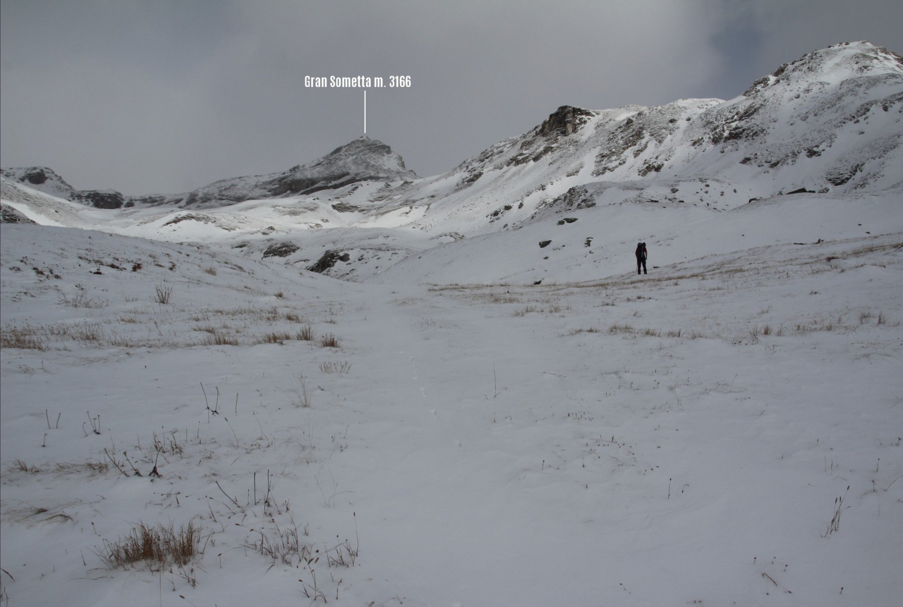 la nostra meta è ben visibile in alto, osservata da quota 2650 m