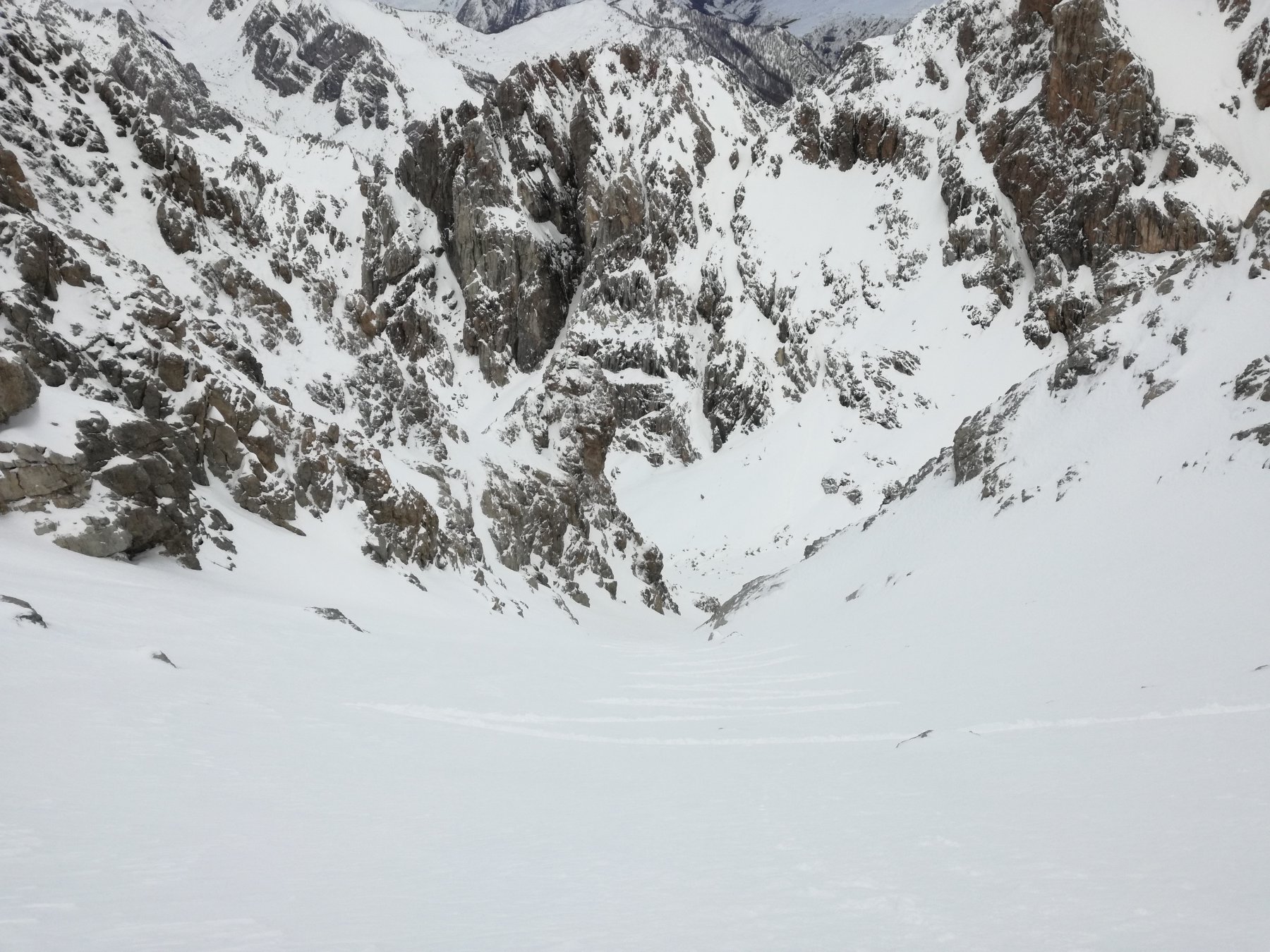 Il canale visto da poco sotto l'ingresso di sinistra