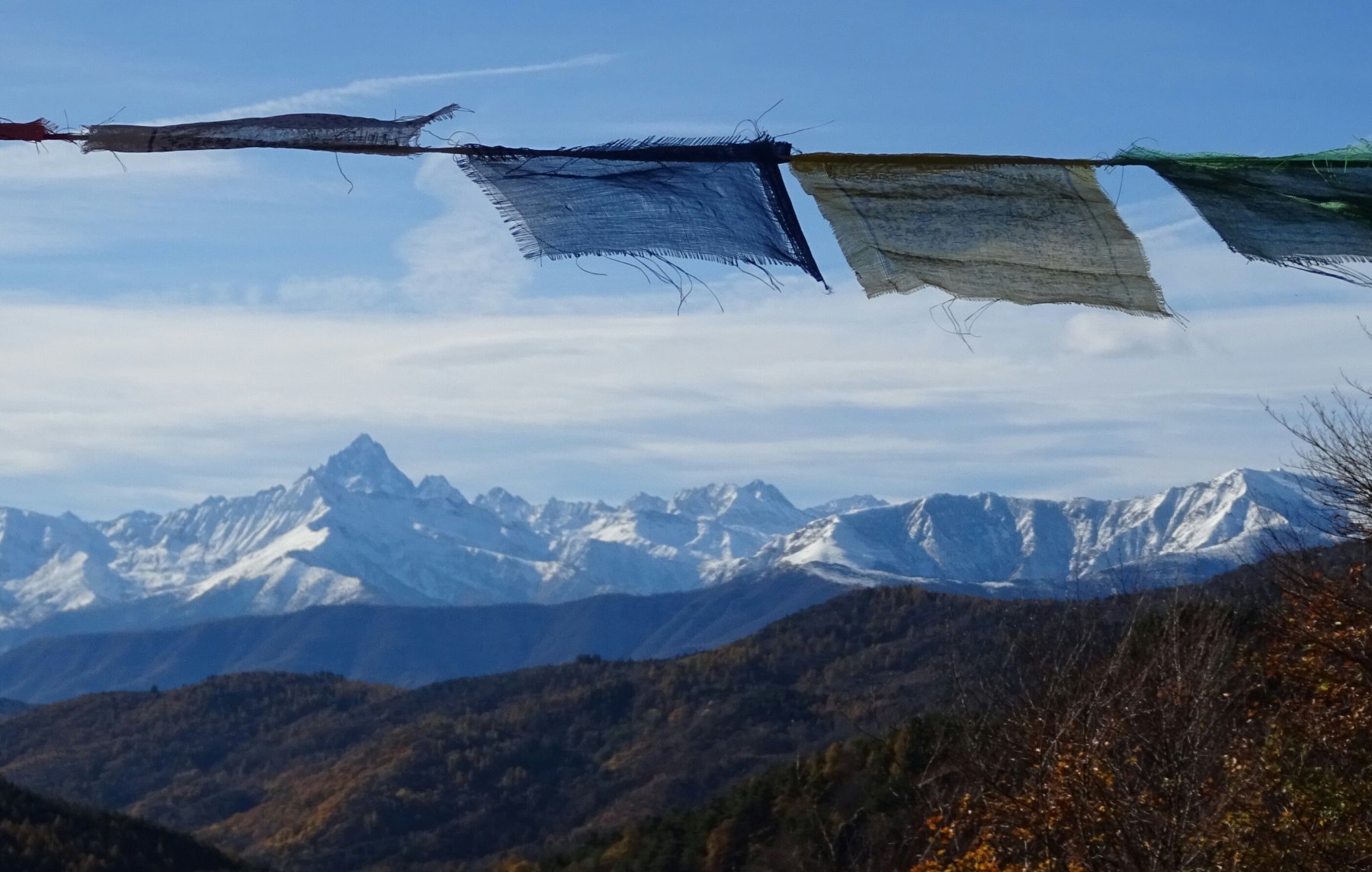 Cime innevate e bandiere