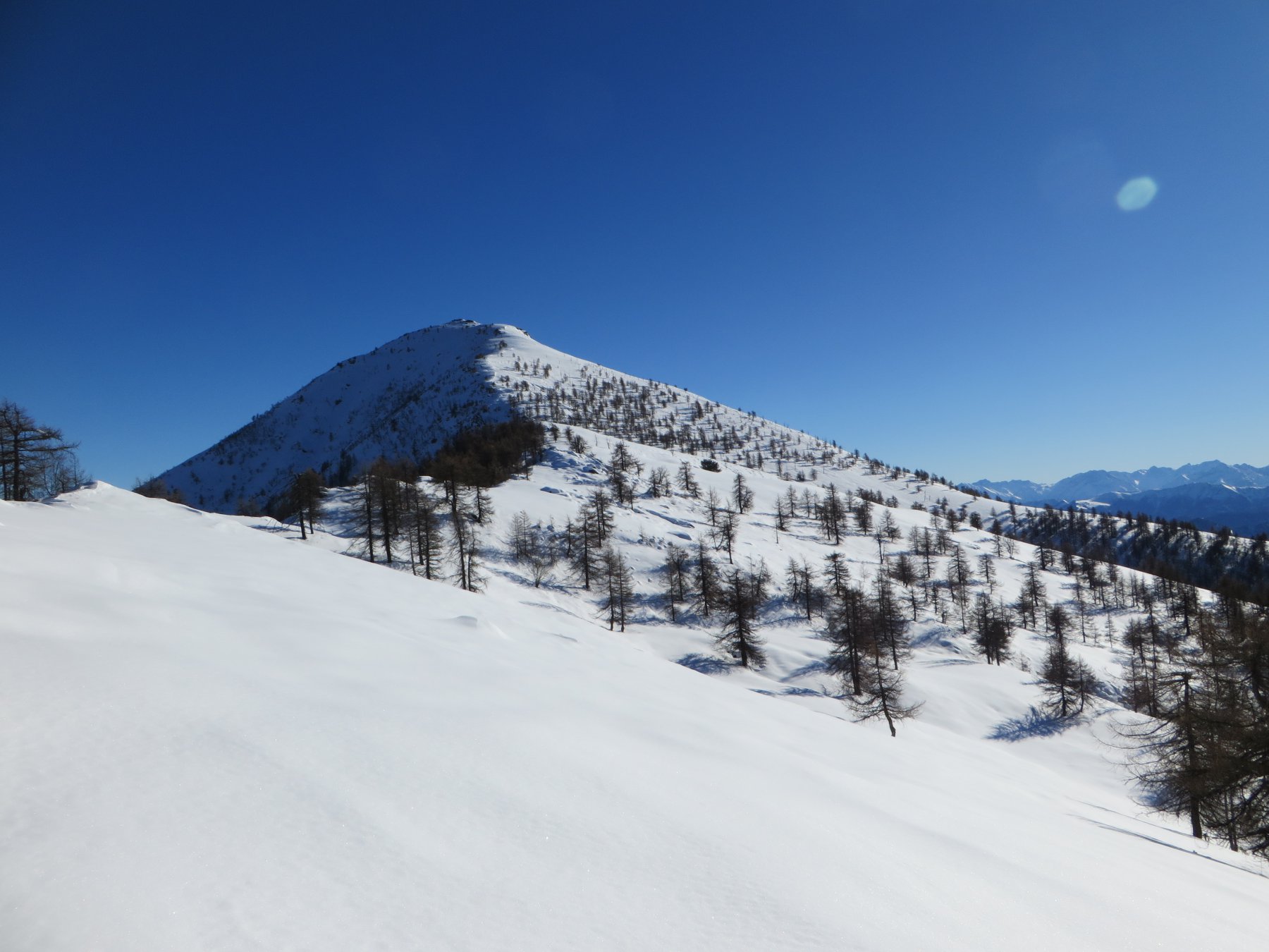 Il lungo taglio sulla dorsale per raggiungere la traccia proveniente dalla Valle Maira