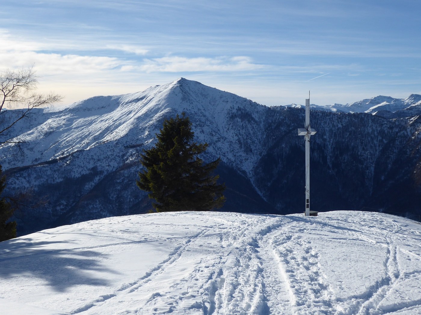 La croce di vetta con il M.te Birrone.