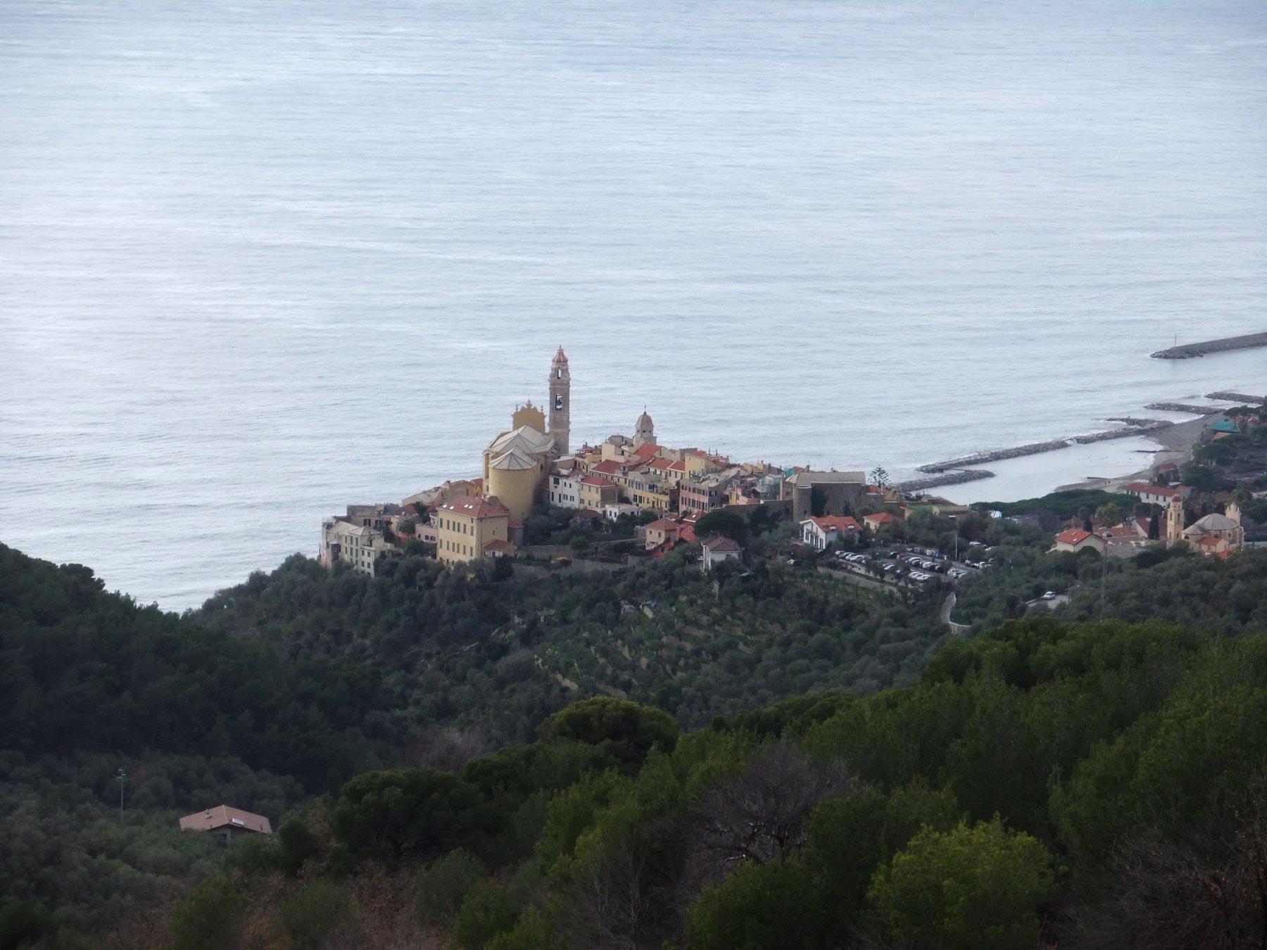 Il bel borgo di Cervo dal colle omonimo