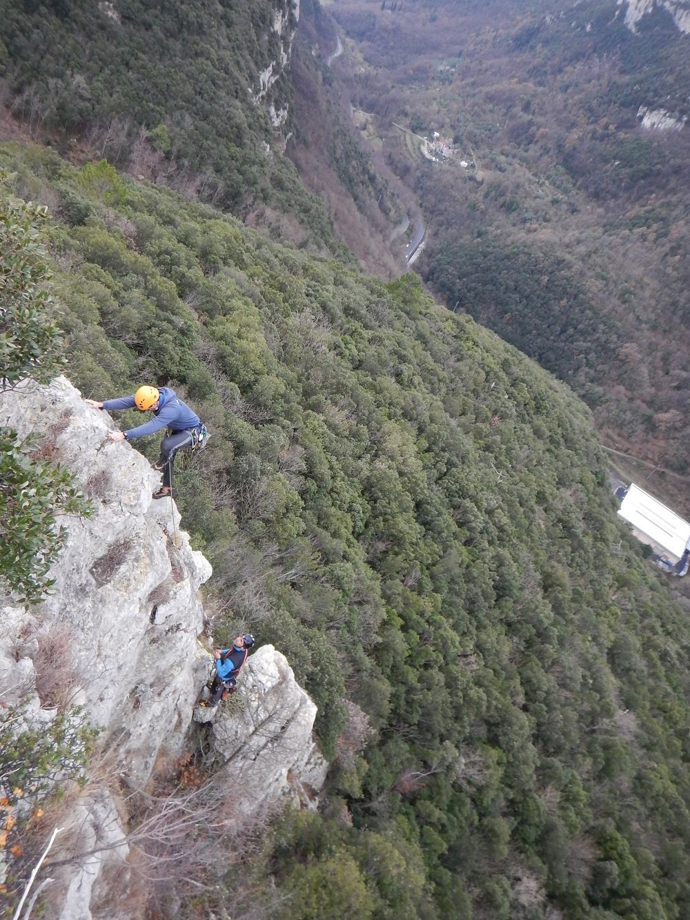 Marco Bibi sullo spigolo della Meteora (L2)