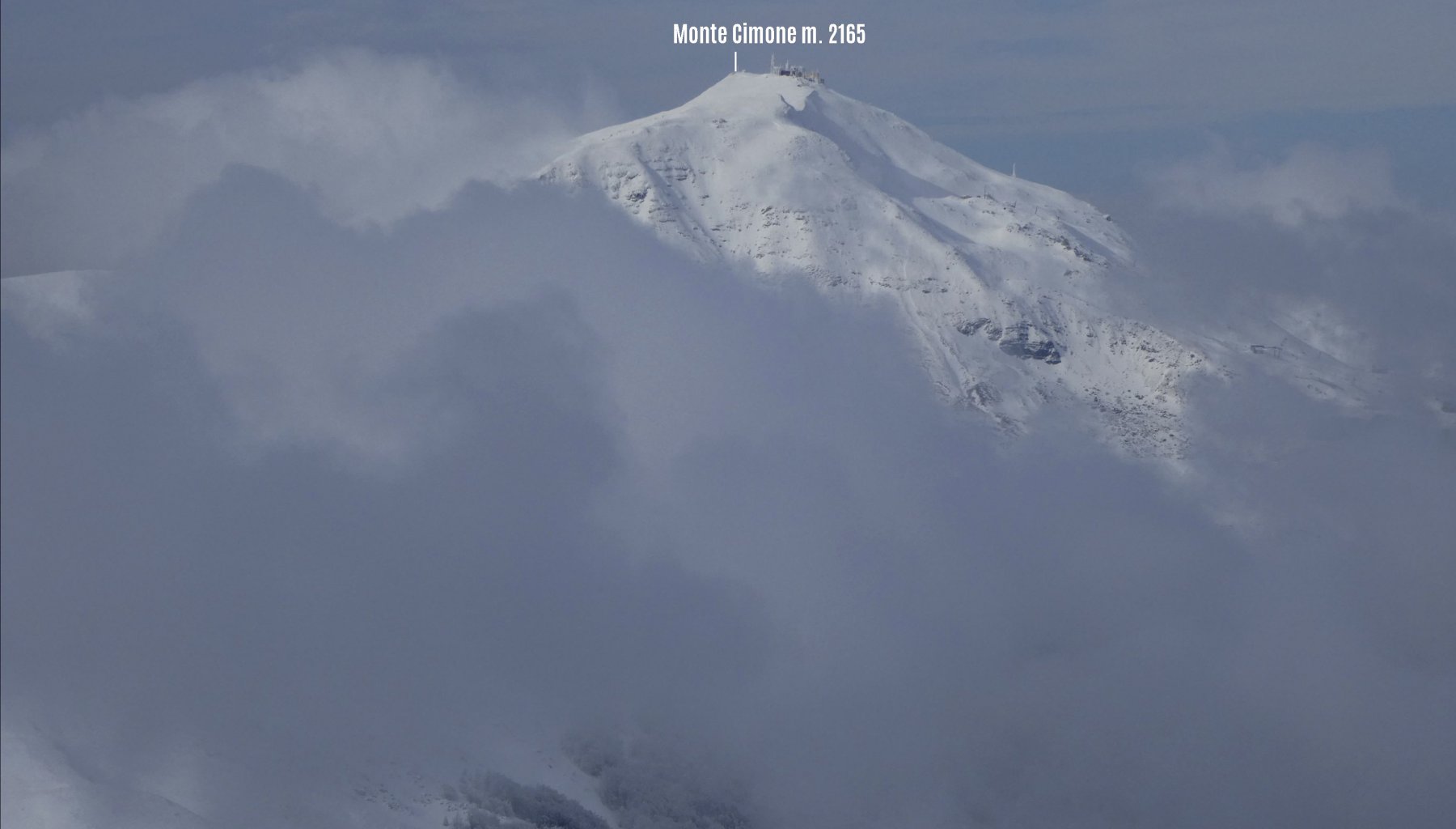 colpo d'occhio dalla vetta verso il Monte Cimone