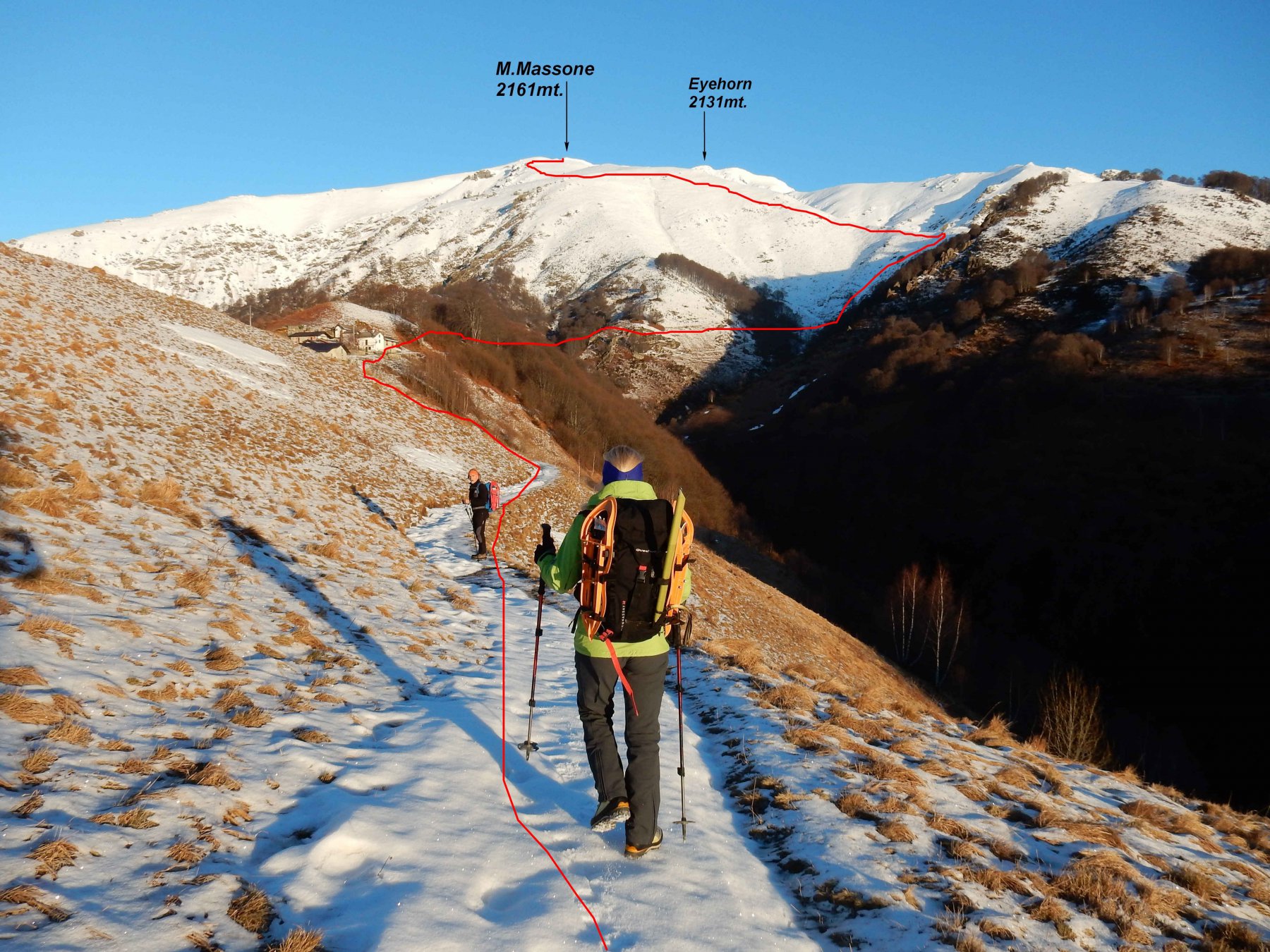 Itinerario tracciato in rosso per la salita al M.Massone visto dall'Alpe Loccia.