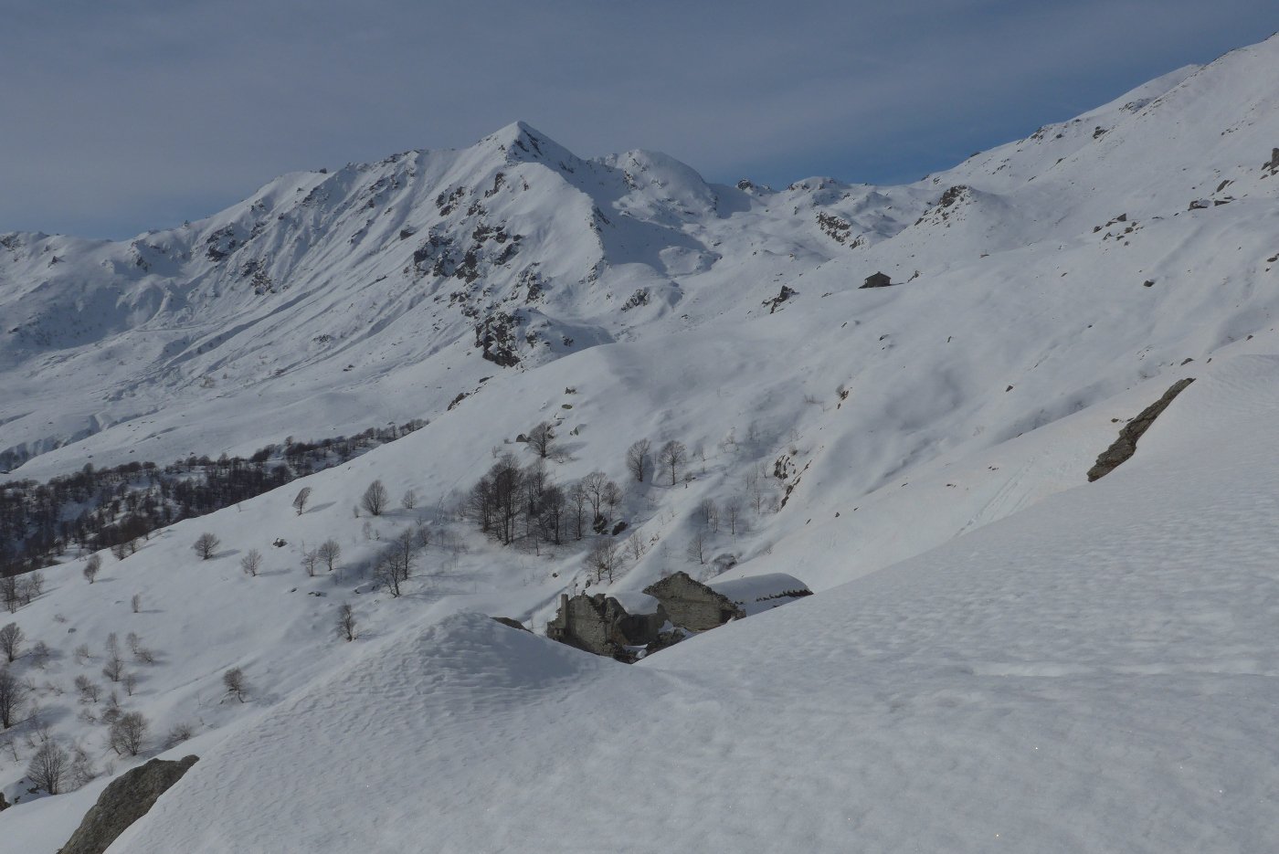 Panorama alla baita distrutta dal masso