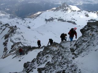 risaliamo l'ultimo tratto di cresta con alcune roccette (6-4-2008)