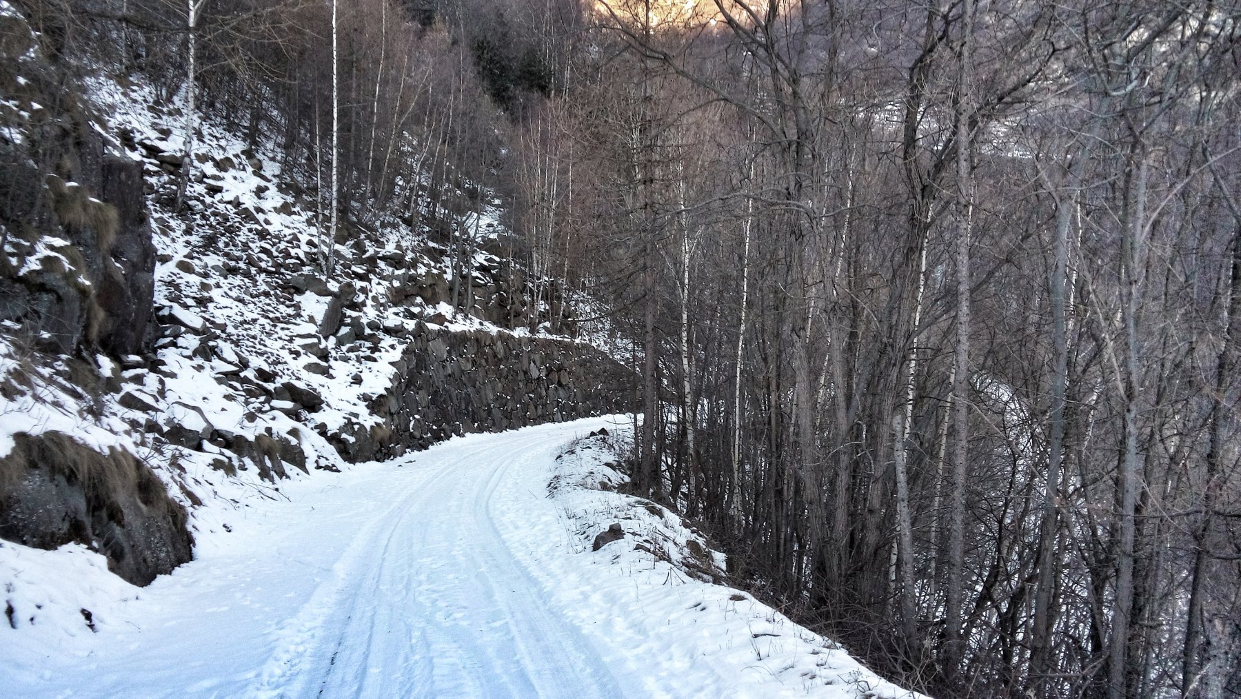 La strada innevata dopo Fey Dessus