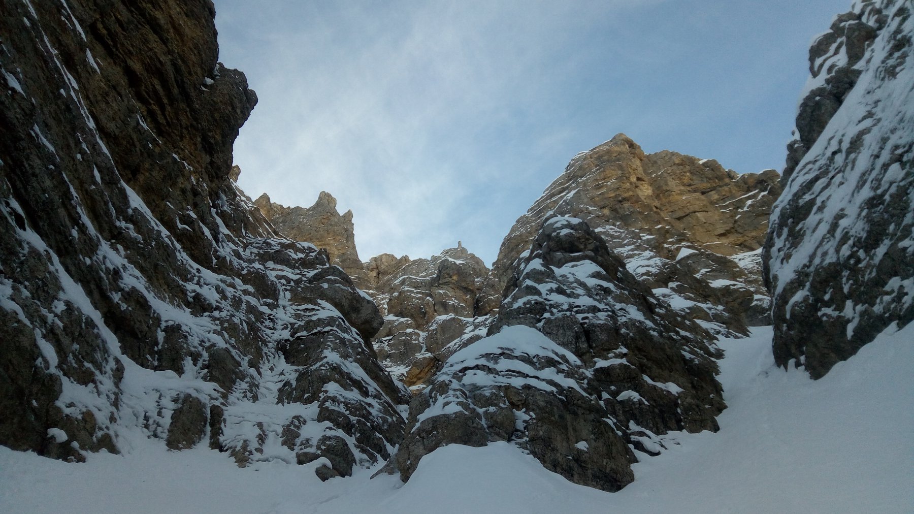 Al secondo trivio nella parte alta, si lascia a destra il Vajo dei Colori e si prende il canalino centrale (a destra nella foto)