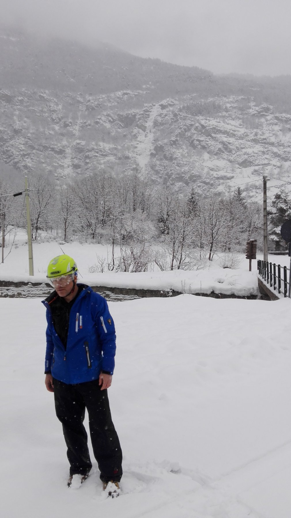 Gian al  parcheggio con la cascata sullo sfondo