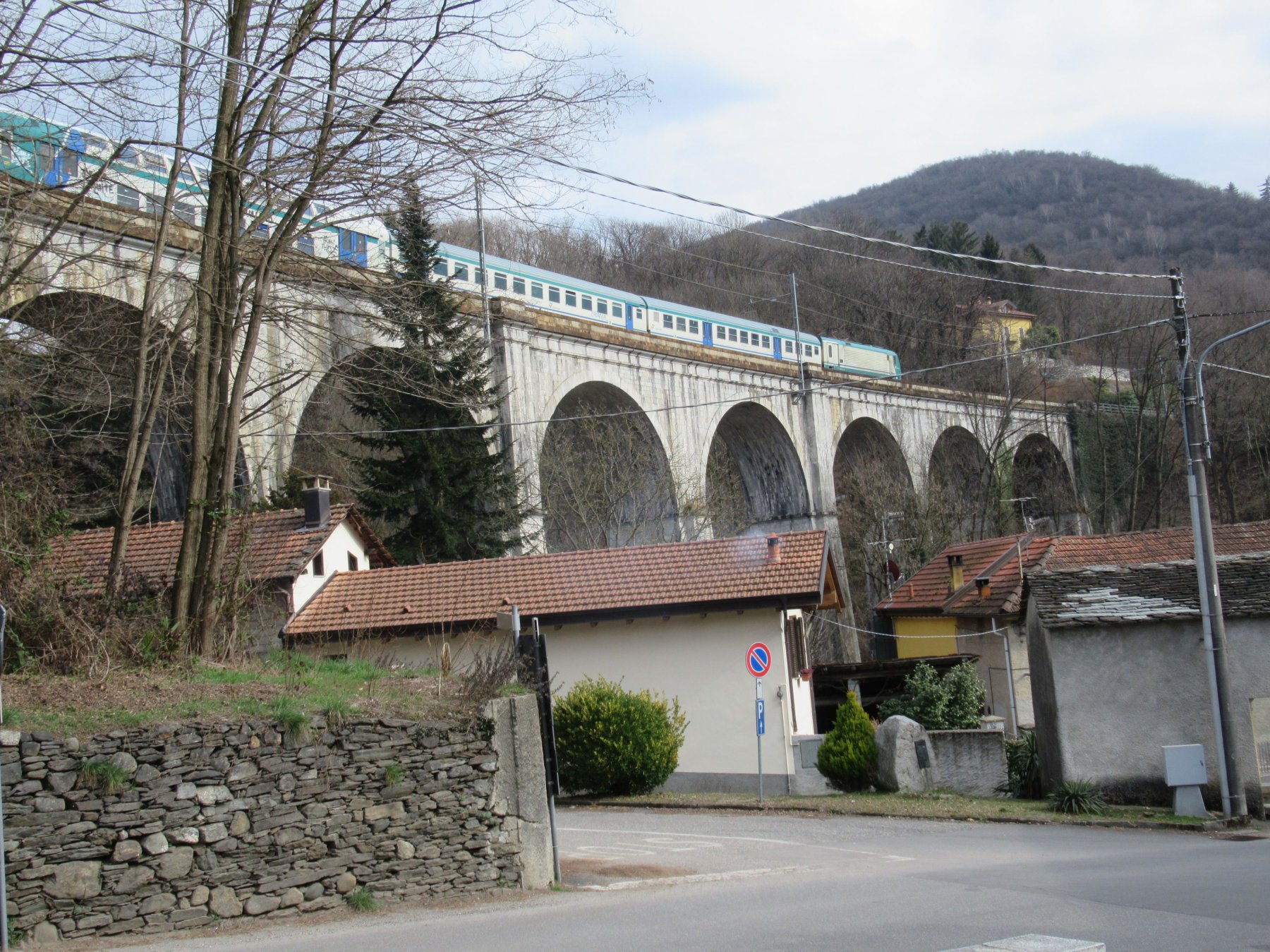 Il viadotto ferroviario sotto cui dobbiamo passare