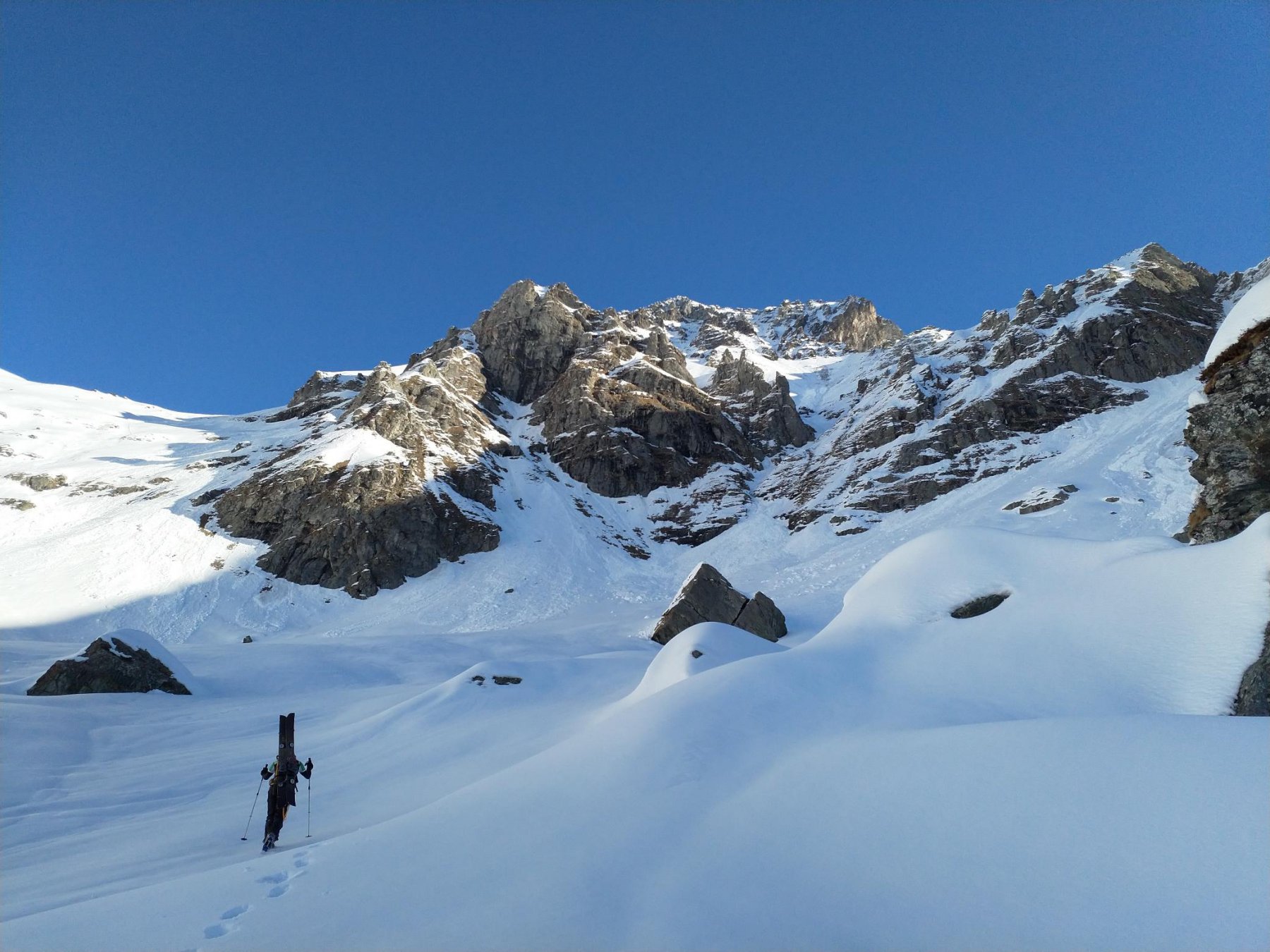 Alla base dello splendido castello d'Ovarda, ben visibile l'itinerario.