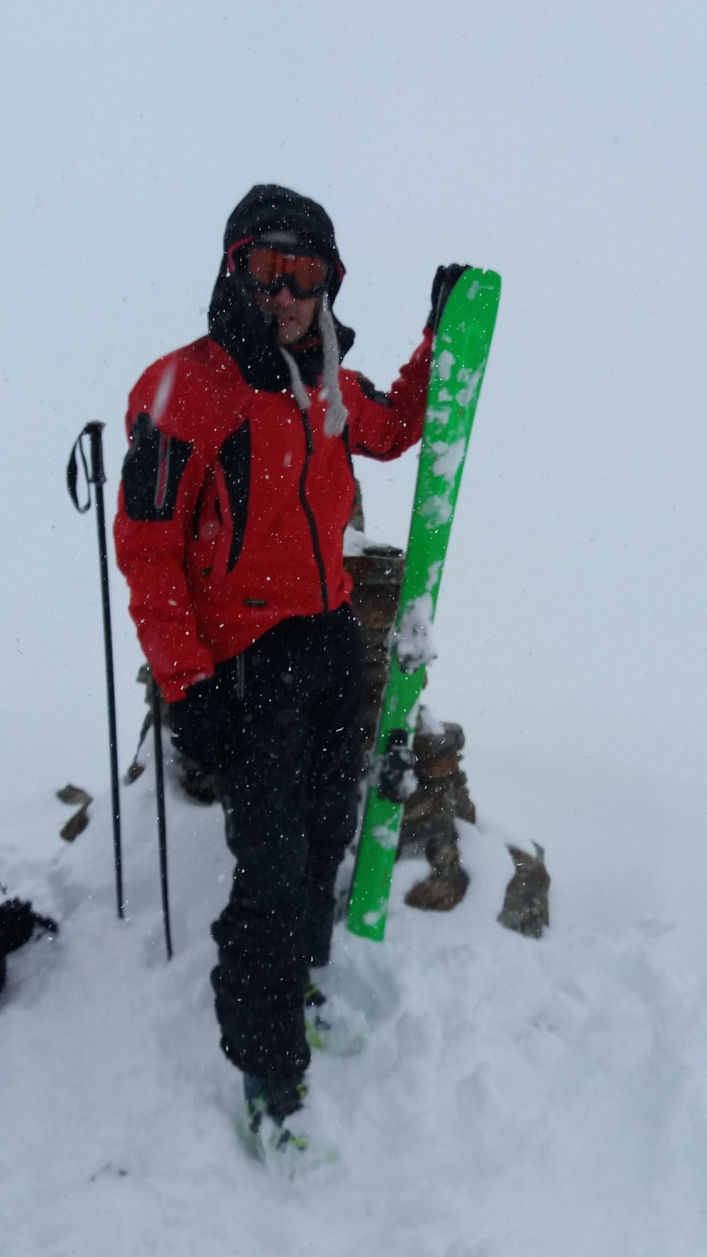 In vetta sotto una fitta nevicata
