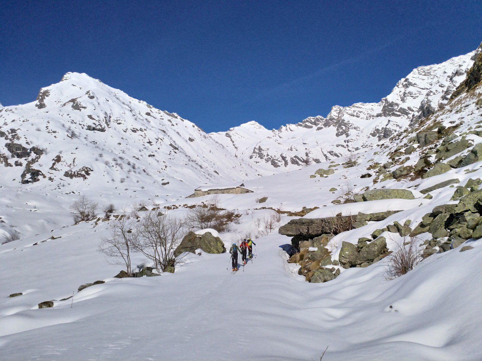 Ben visibile la cima, il c. degli orti e l'itinerario di salita con la rampa che adduce al vallone superiore.
