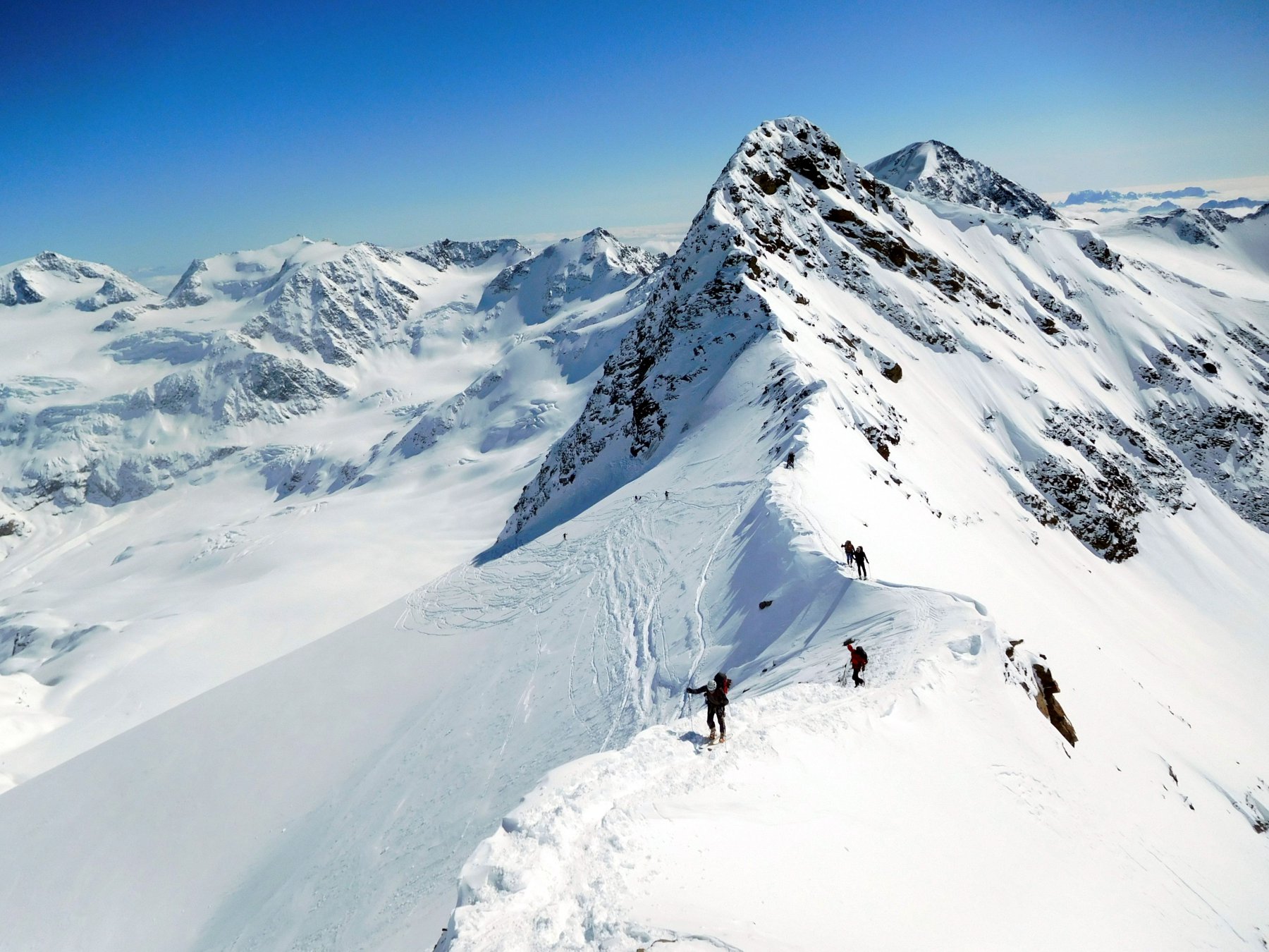 in cima con gli sci ai piedi