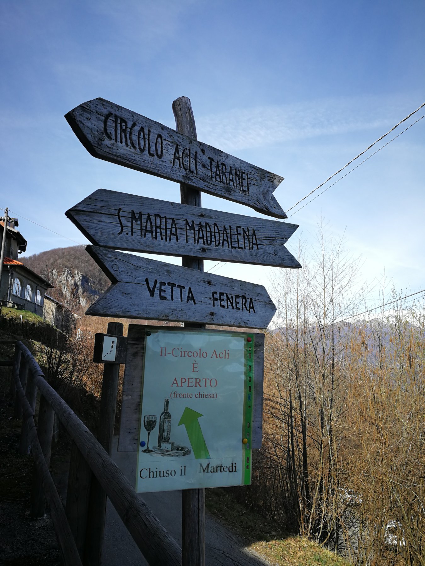 Indicazione per la vetta nell'abitato di Colma.