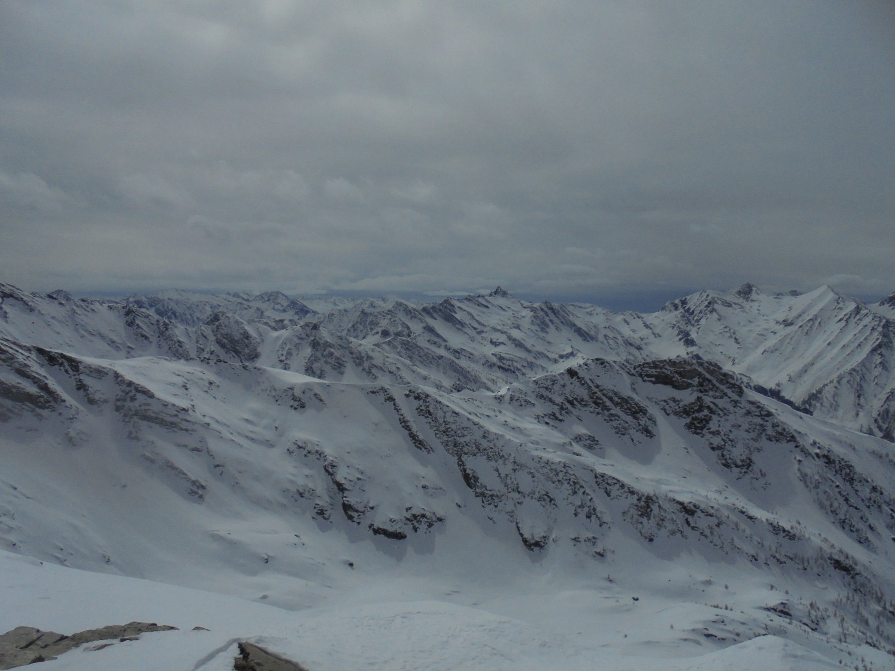 Dalla cima vista sulle montagne che separano la Val Germanasca dalla Francia e dalla Val Pellice