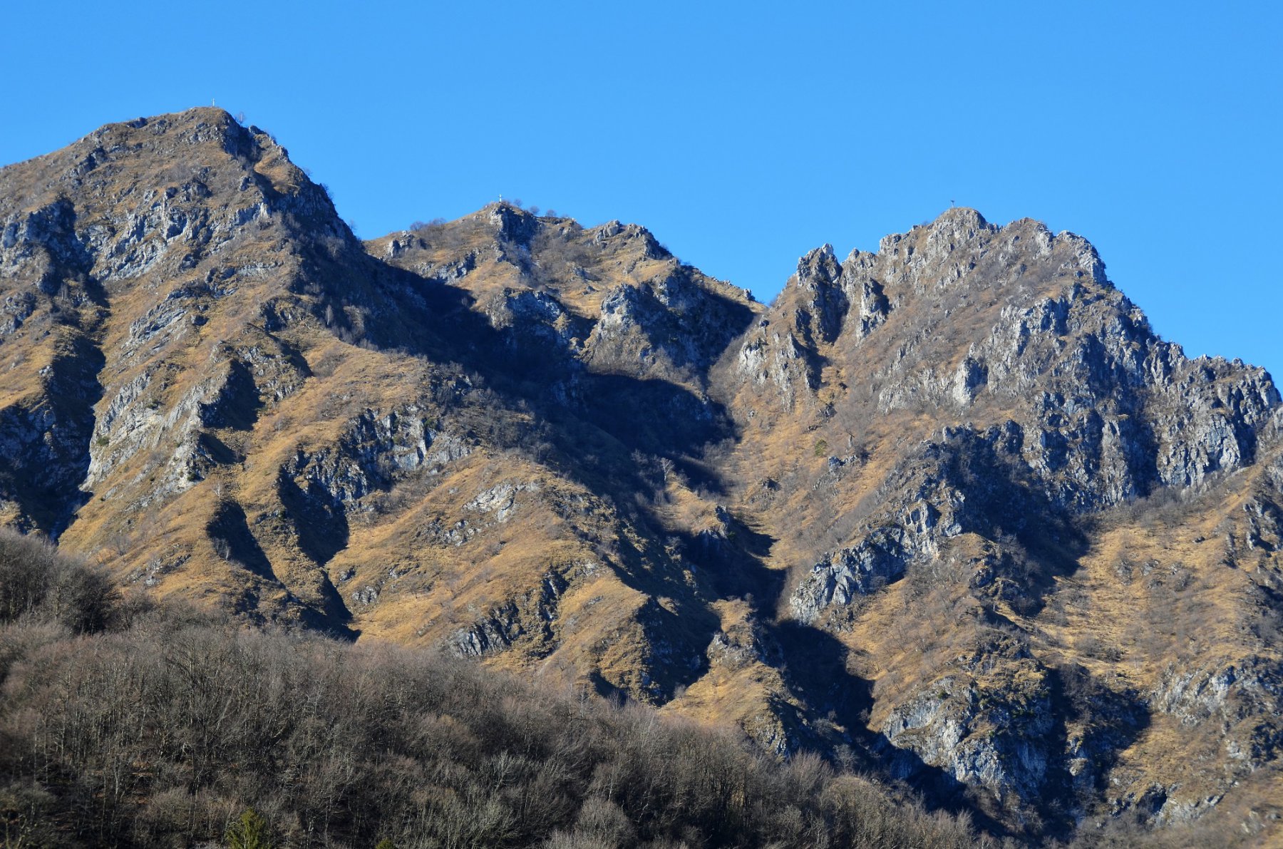 Corno Trentapassi: croci dell'antecima Est, della vetta e dell'antecima nord (ferrata)