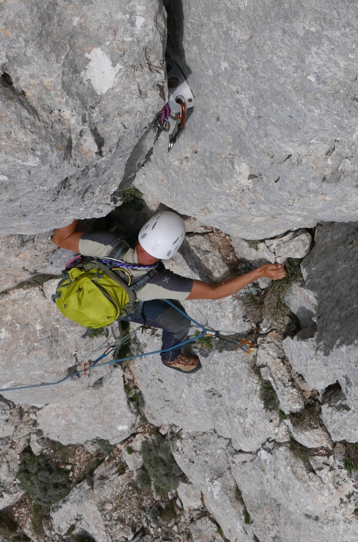 Il passaggio chiave al termine della via, protetto con un bong di alluminio (L8)