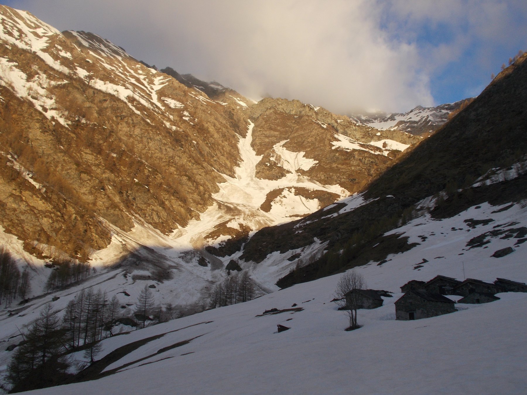 il canale dall'Alpe Crosenna..gia' al sole..ma l'aria e' fredda..