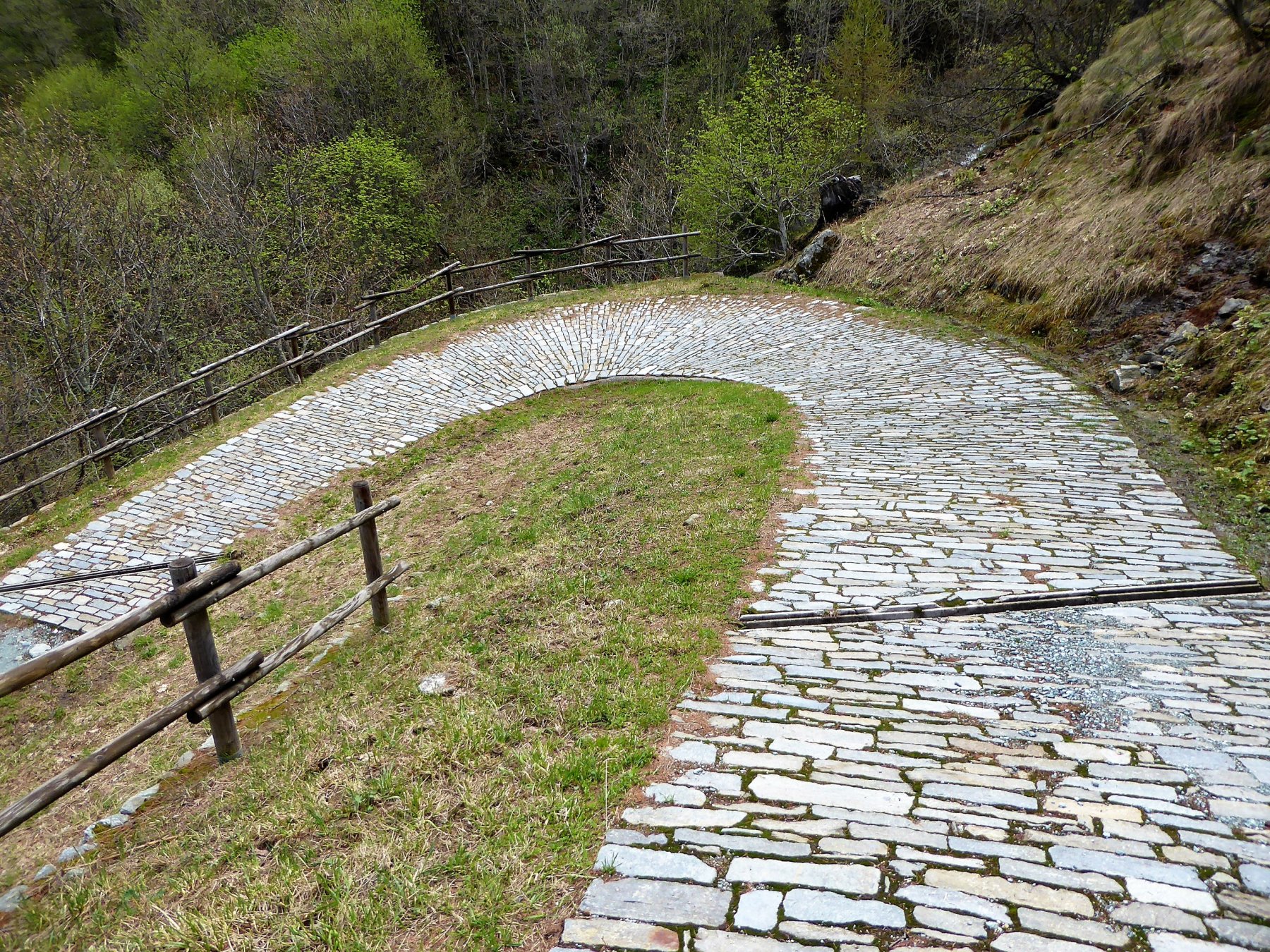 tratto di strada selciata in val di Chasten