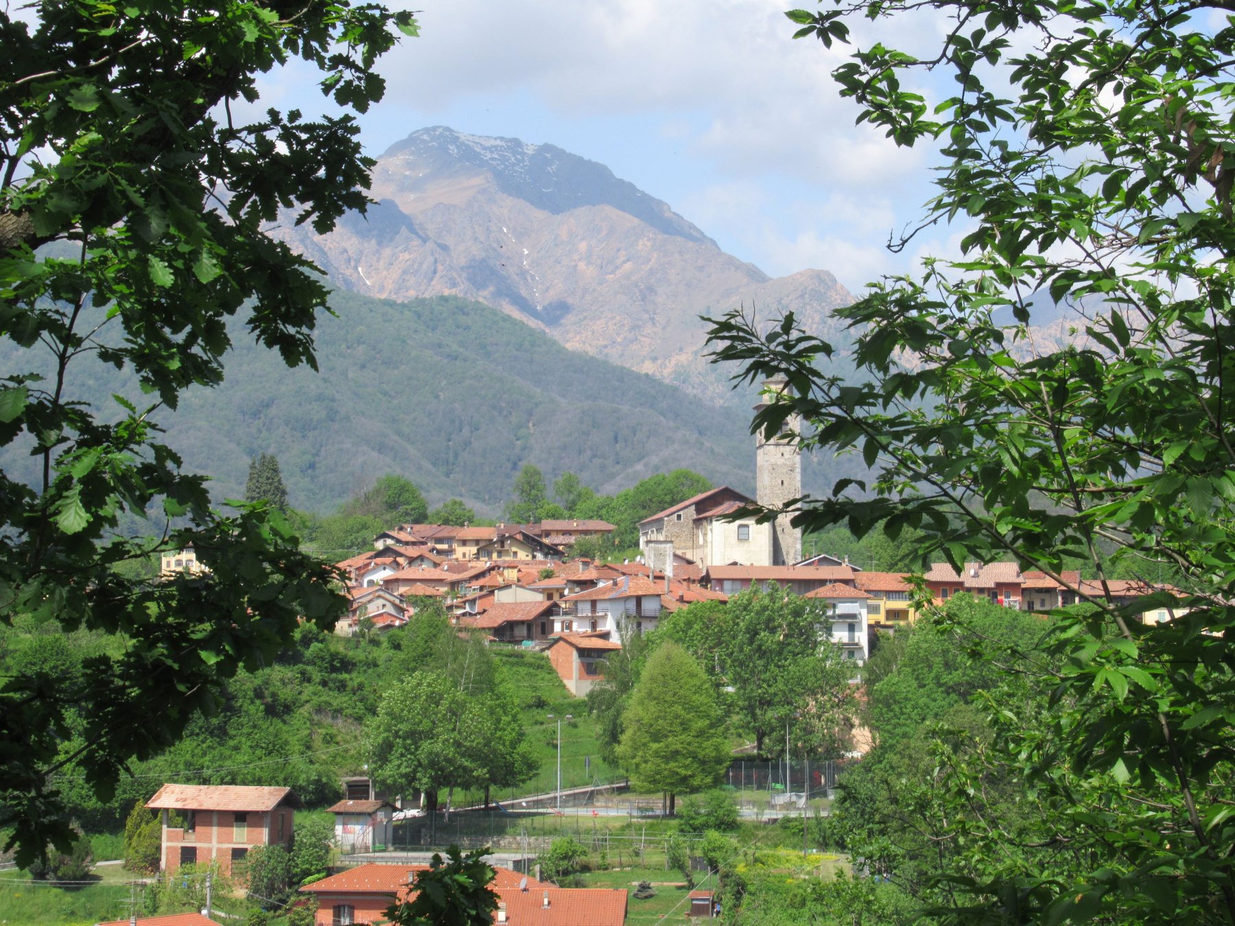 Panorama sul onte Barone e Guardabosone da Luppia