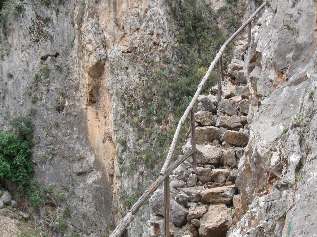 scala con protezioni assai deboli