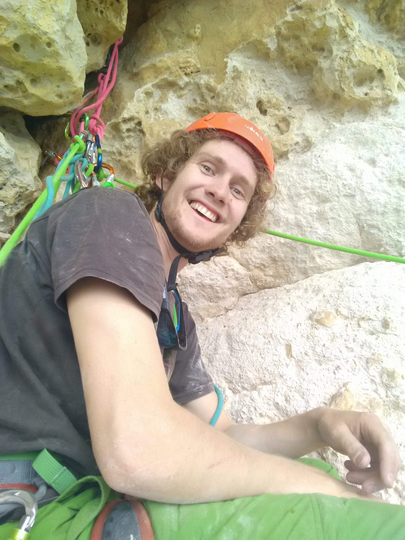 Tobias imbrattato arrivando alla prima sosta