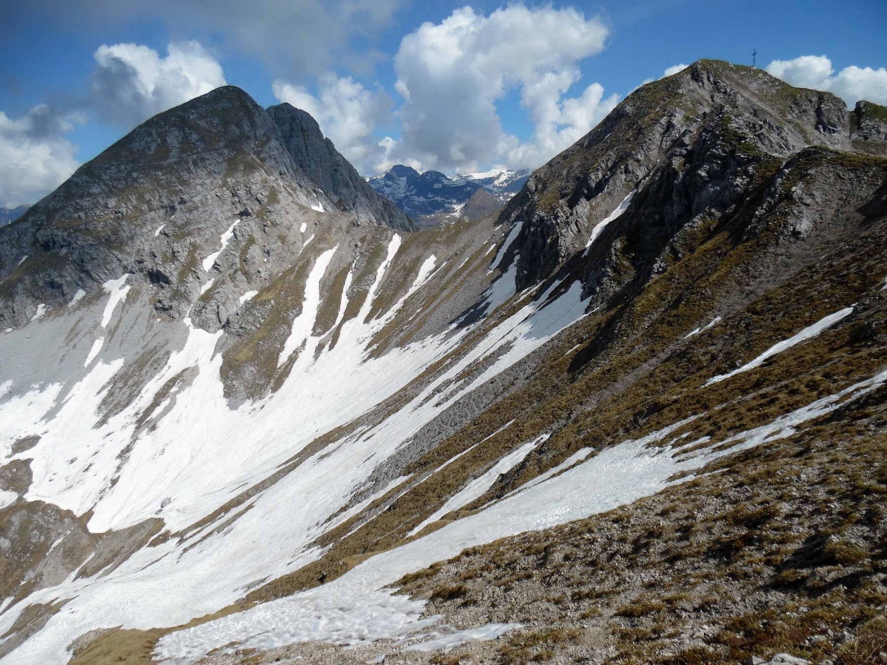 A destra la Croce di Monte Secco, a sinistra le due Cime Est e Ovest del Monte Secco