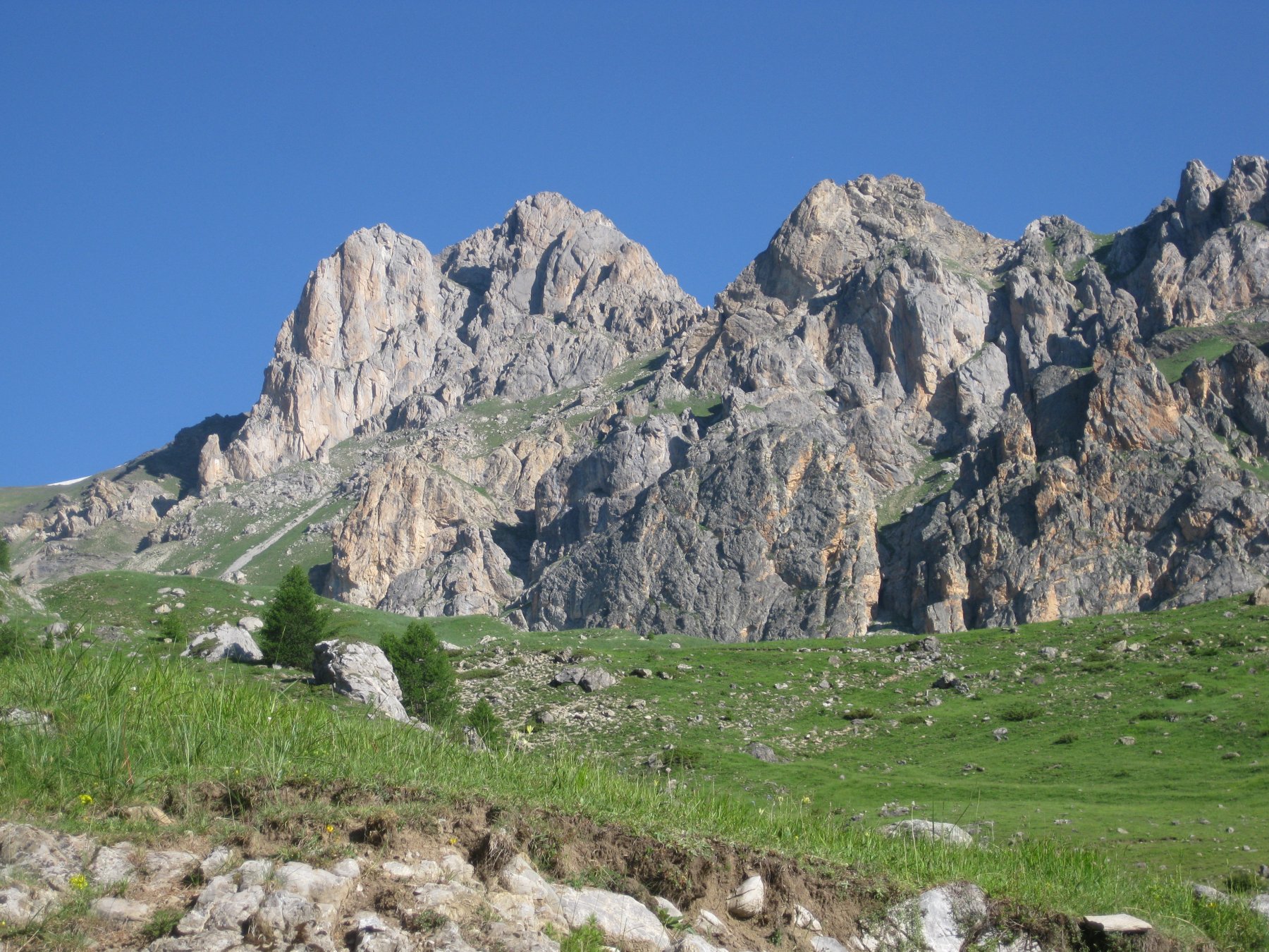La parete dal parcheggio