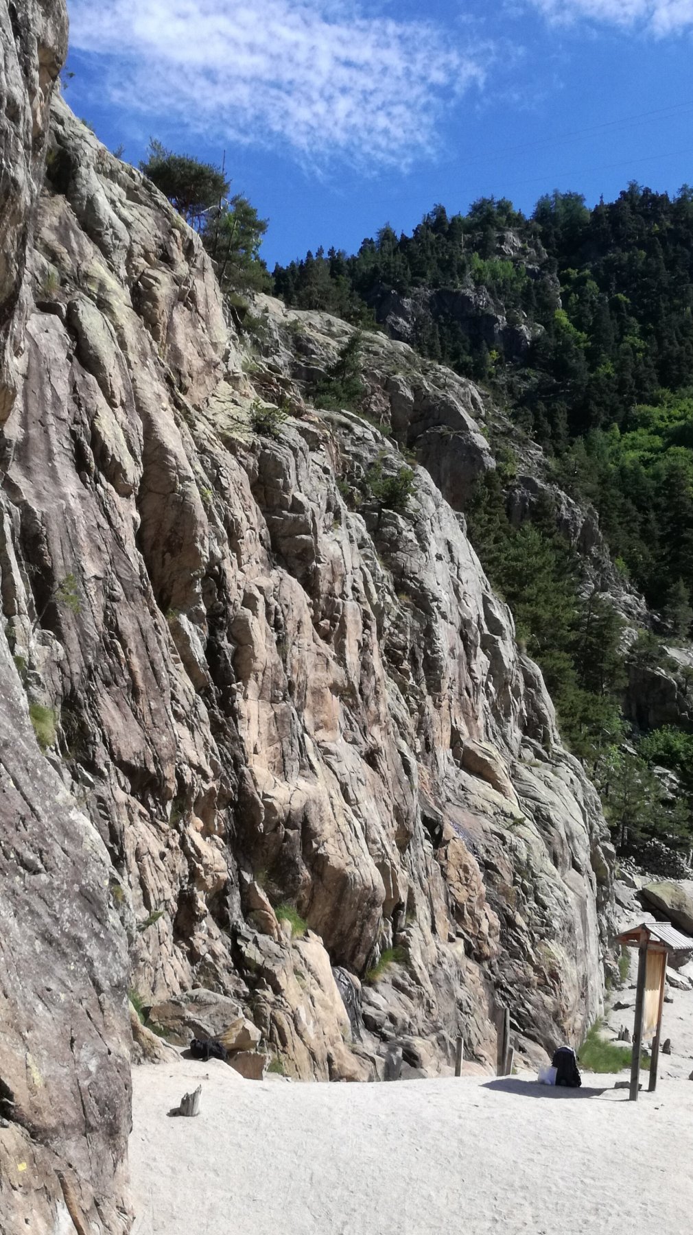 la falesia arrivando dal ponticello