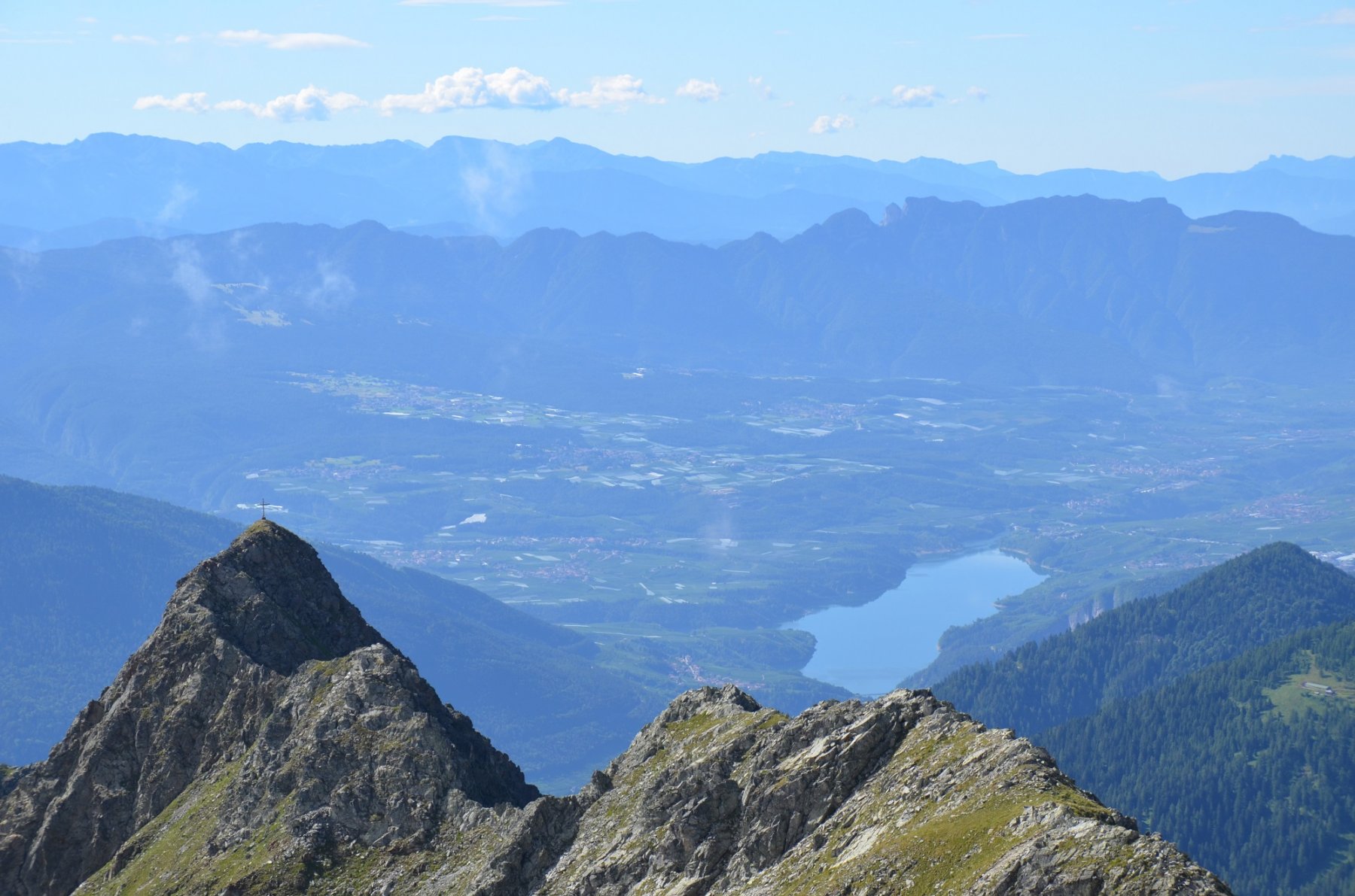 Il bel crinale della Cima Slavazzaie. Dietro il Lago di santa Giustina e la val di Non