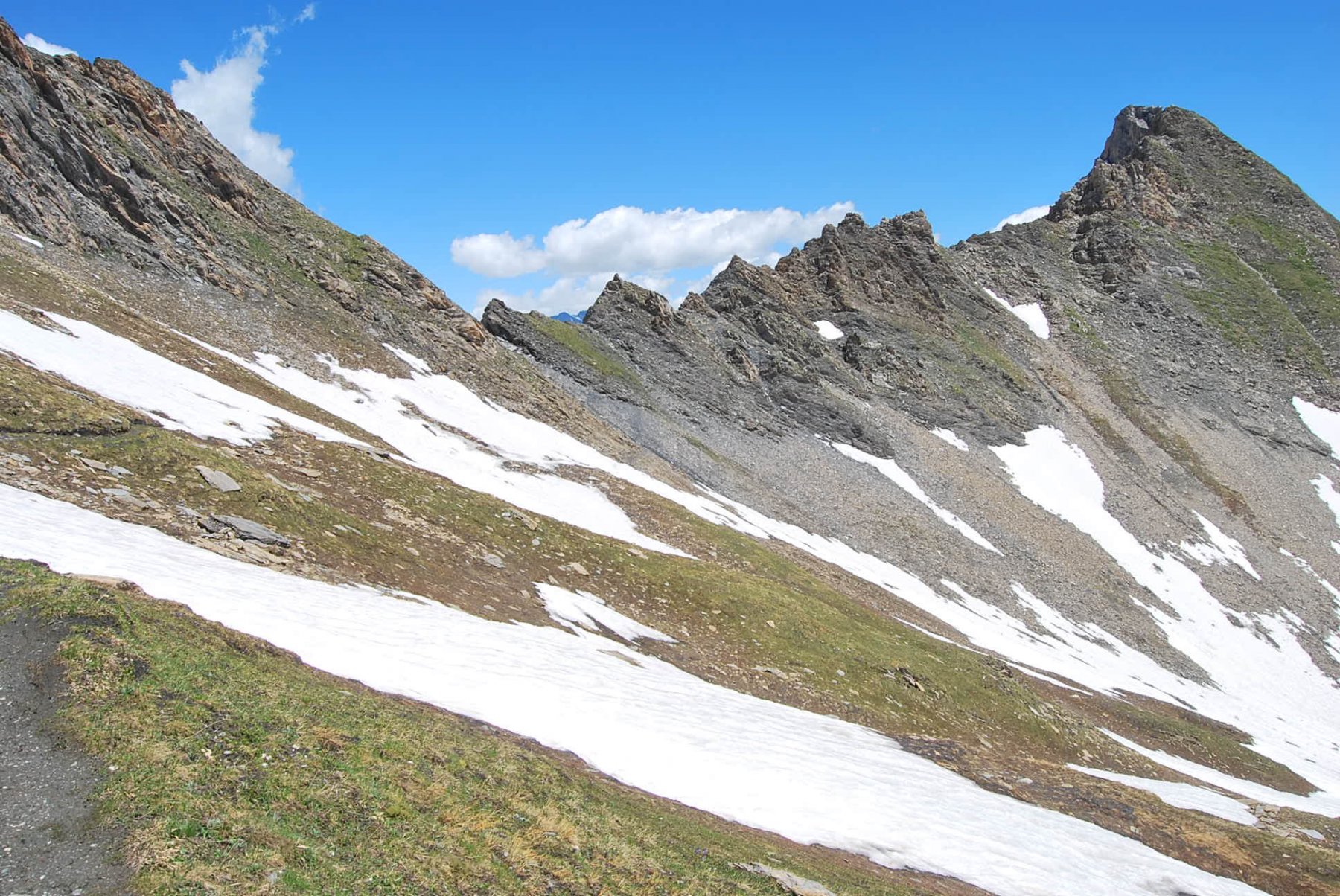 Quasi al Col Ceingles. A destra la vetta non raggiunta per … impraticabilità del campo.