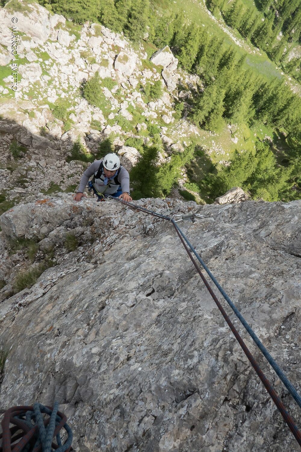 Arrivo in sosta di L1 dopo un bel pilastro