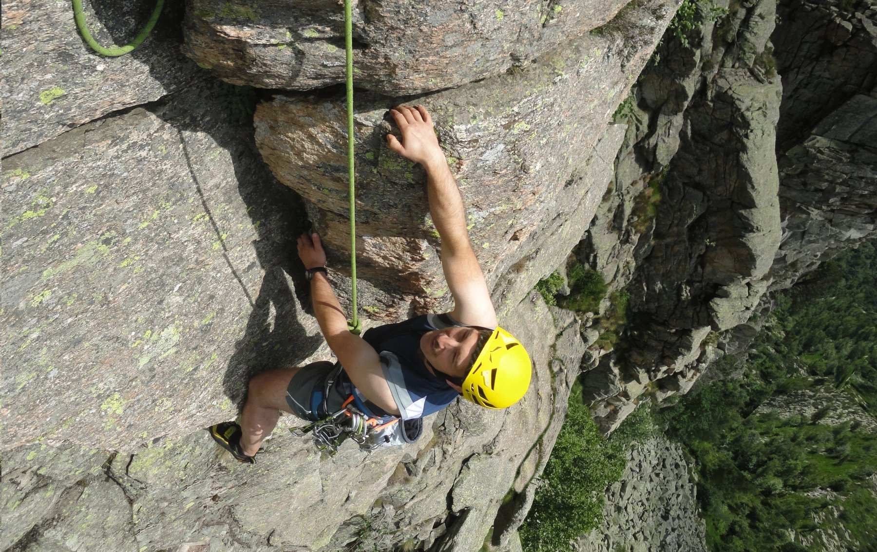 L1: Marco ha appena superato il passo chiave.. Ritrovare l'equilibrio sul muro prima di prendere la fessura in Dulfer  non è facile.. ..specialmente se lo si fa in libera pulito.. il 6a/b c'e' tutto! 